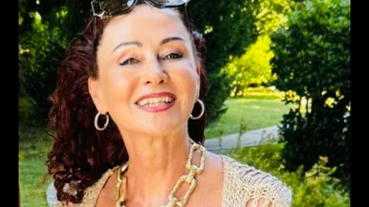Heute.at - Mausi Lugner zeigt viel Haut, am Herd steht Eva