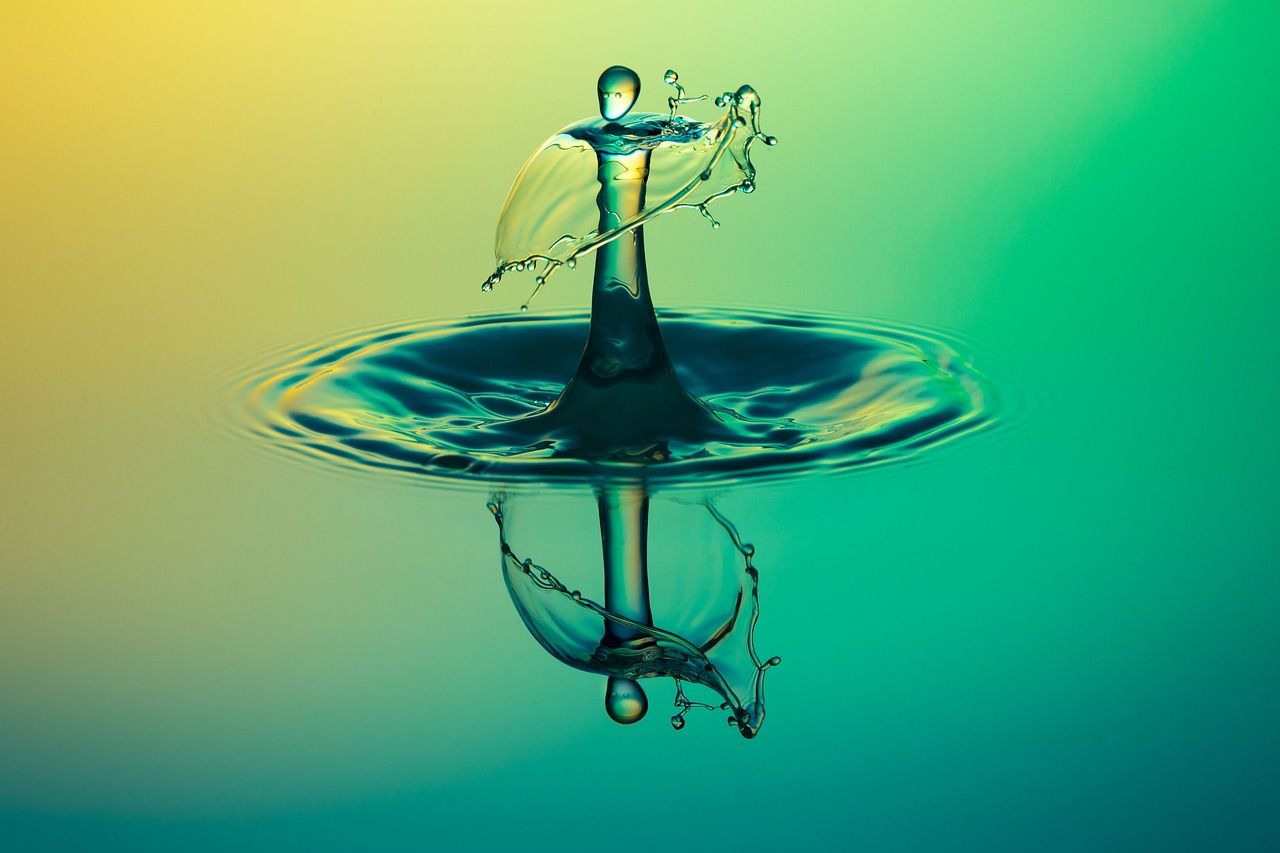 Wassertropfen mit Spritzeffekt