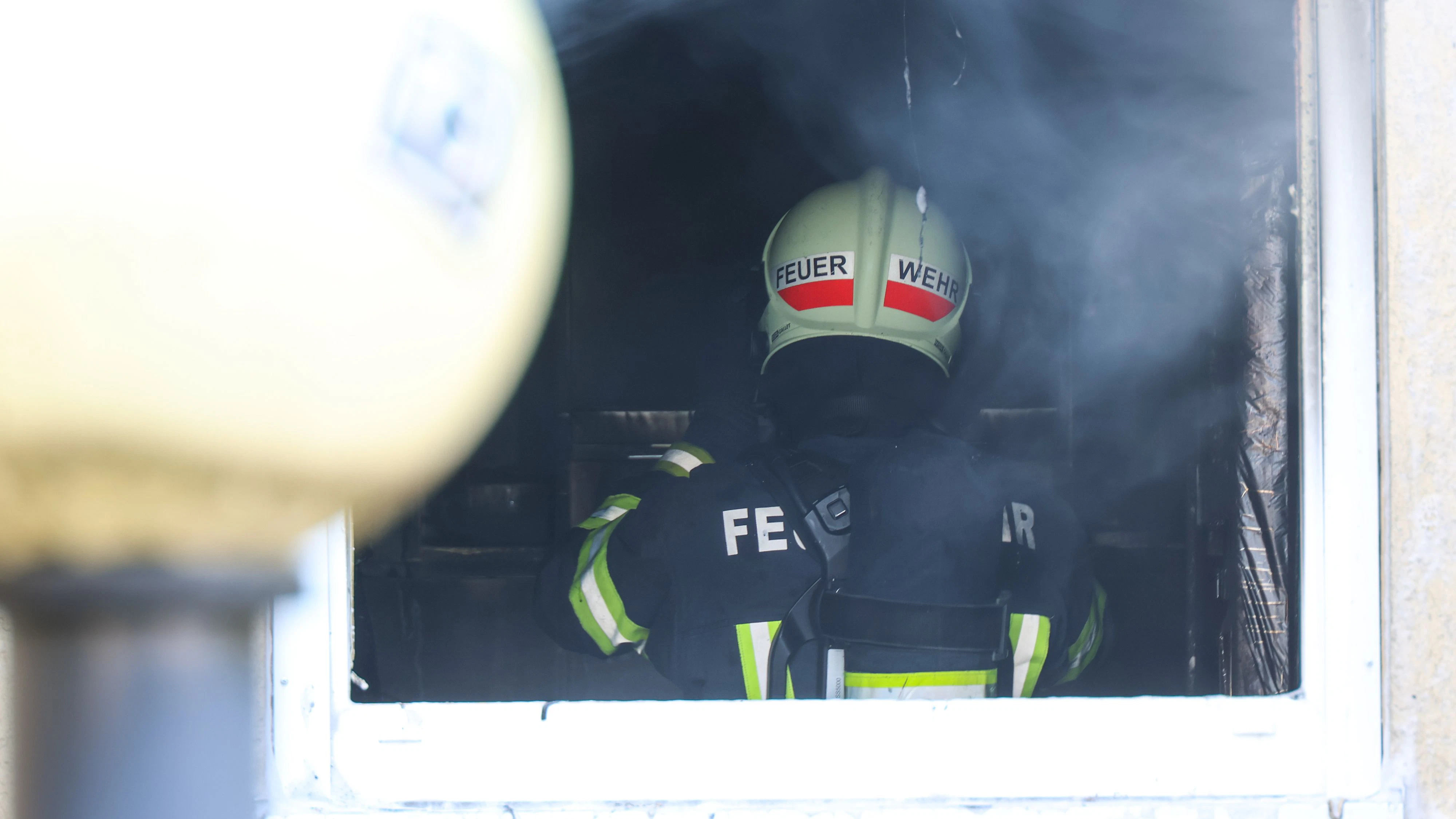 Die Feuerwehr bekämpfte den Brand in einer Wohnung. Diese ist bis auf Weiteres nicht mehr nutzbar.
