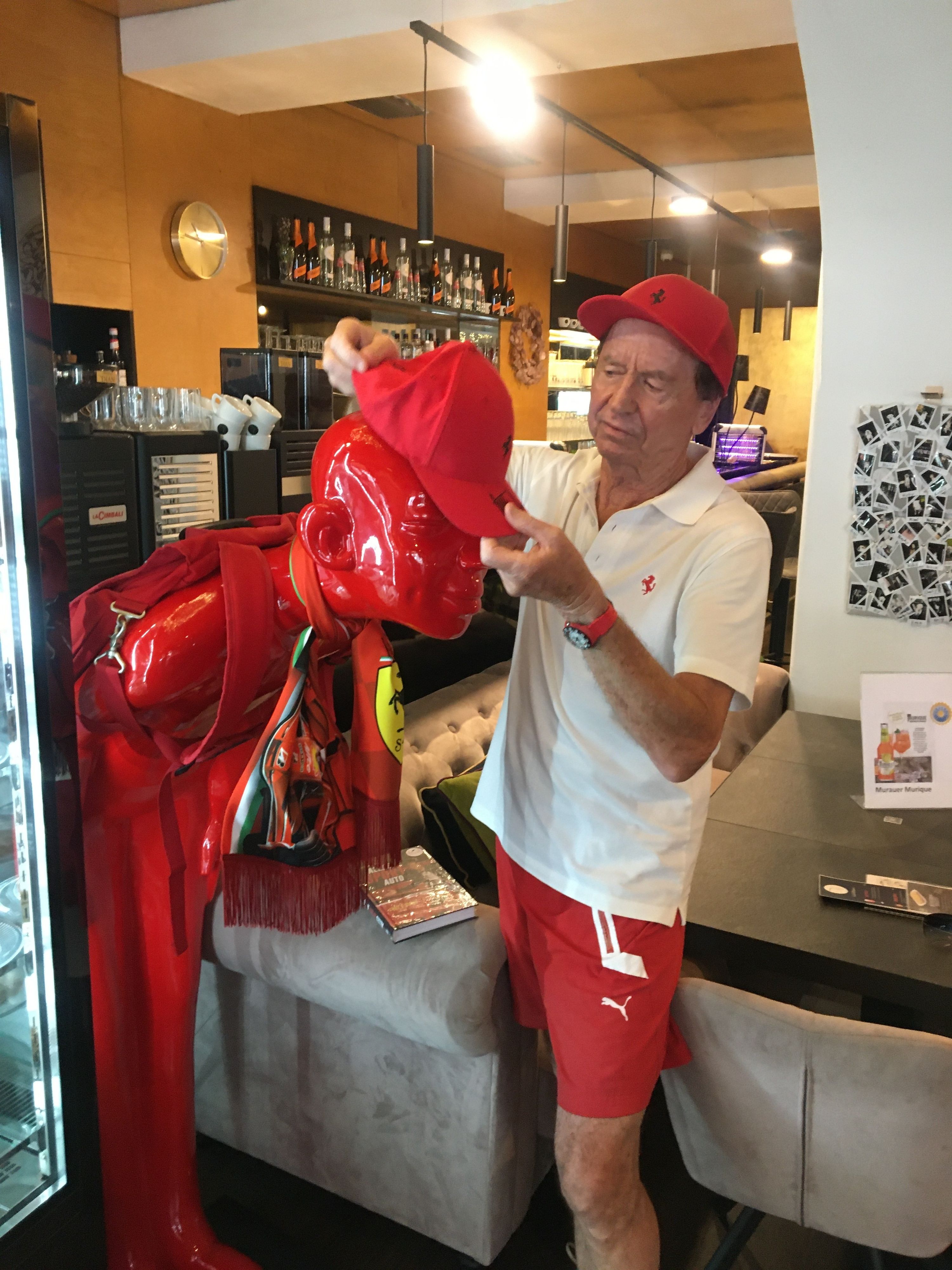 Heute.at - Fan reißt Mister Ferrari Kasper die Kappe vom Kopf