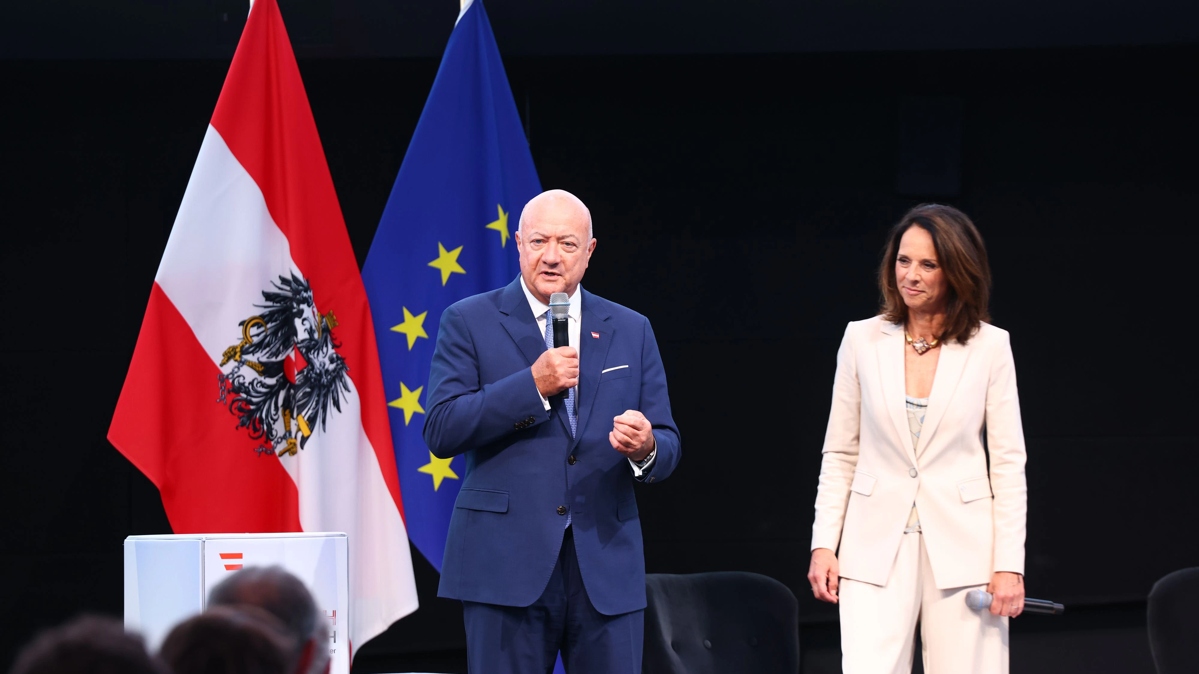 Stocker auf seiner Österreich-Tour - hier mit ORF-Legende Vera Russwurm