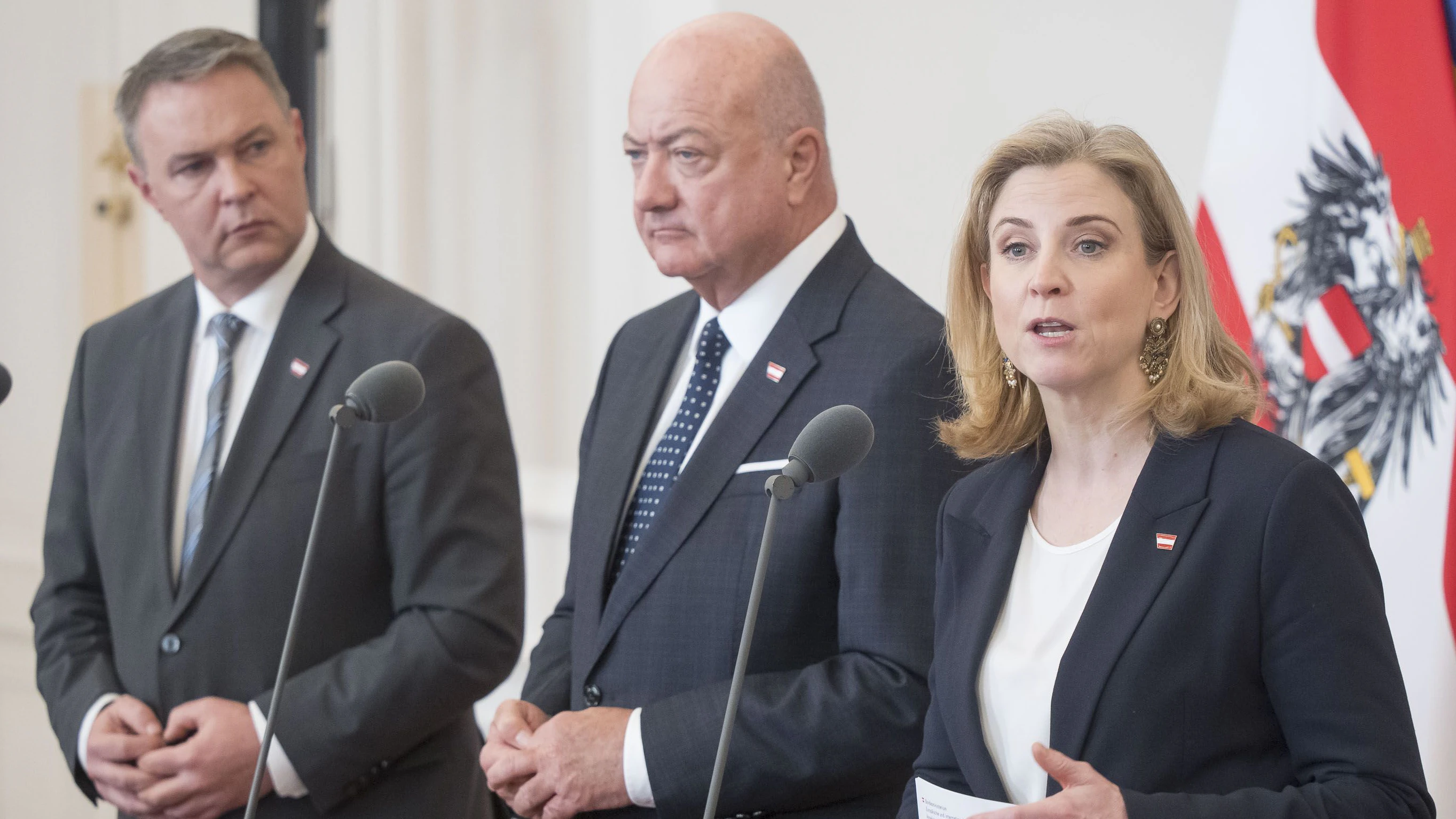 Heute.at - Zu dritt nur noch 42 % – Regierung stürzt brutal ab!