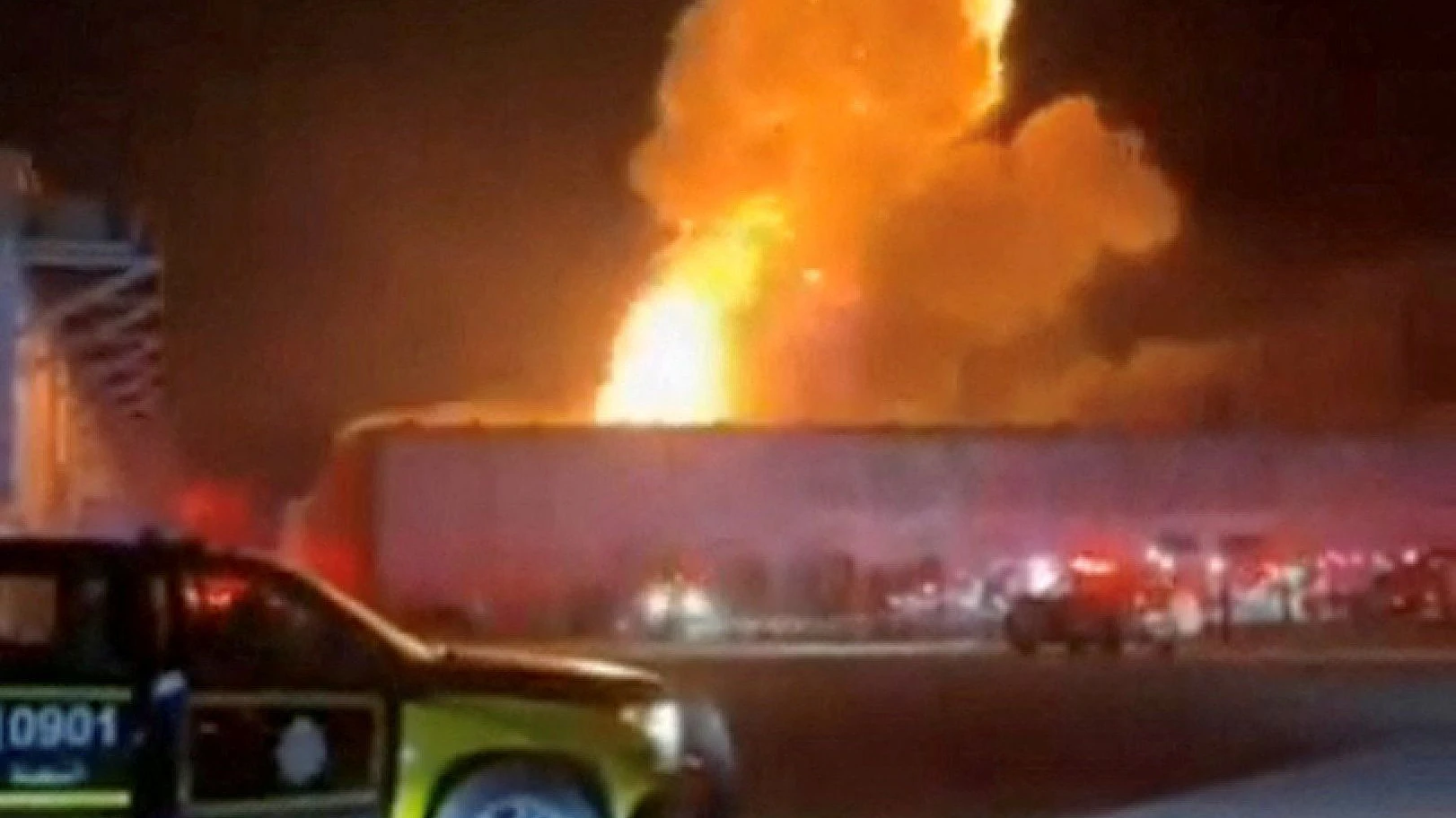 Auf diesem Standbild aus einem am 14. Juli 2026 in den sozialen Medien veröffentlichten Video steigt Rauch aus einer Explosion auf, die durch einen Drohnenangriff auf ein Lagerhaus in Al Shuaiba, Kuwait, ausgelöst wurde.