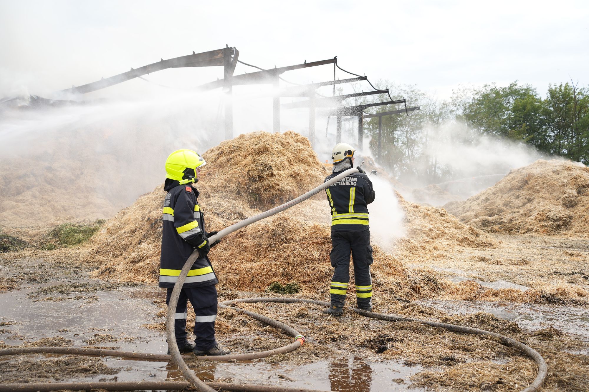 Hunderte Strohballen in Wildendürnbach in Flammen