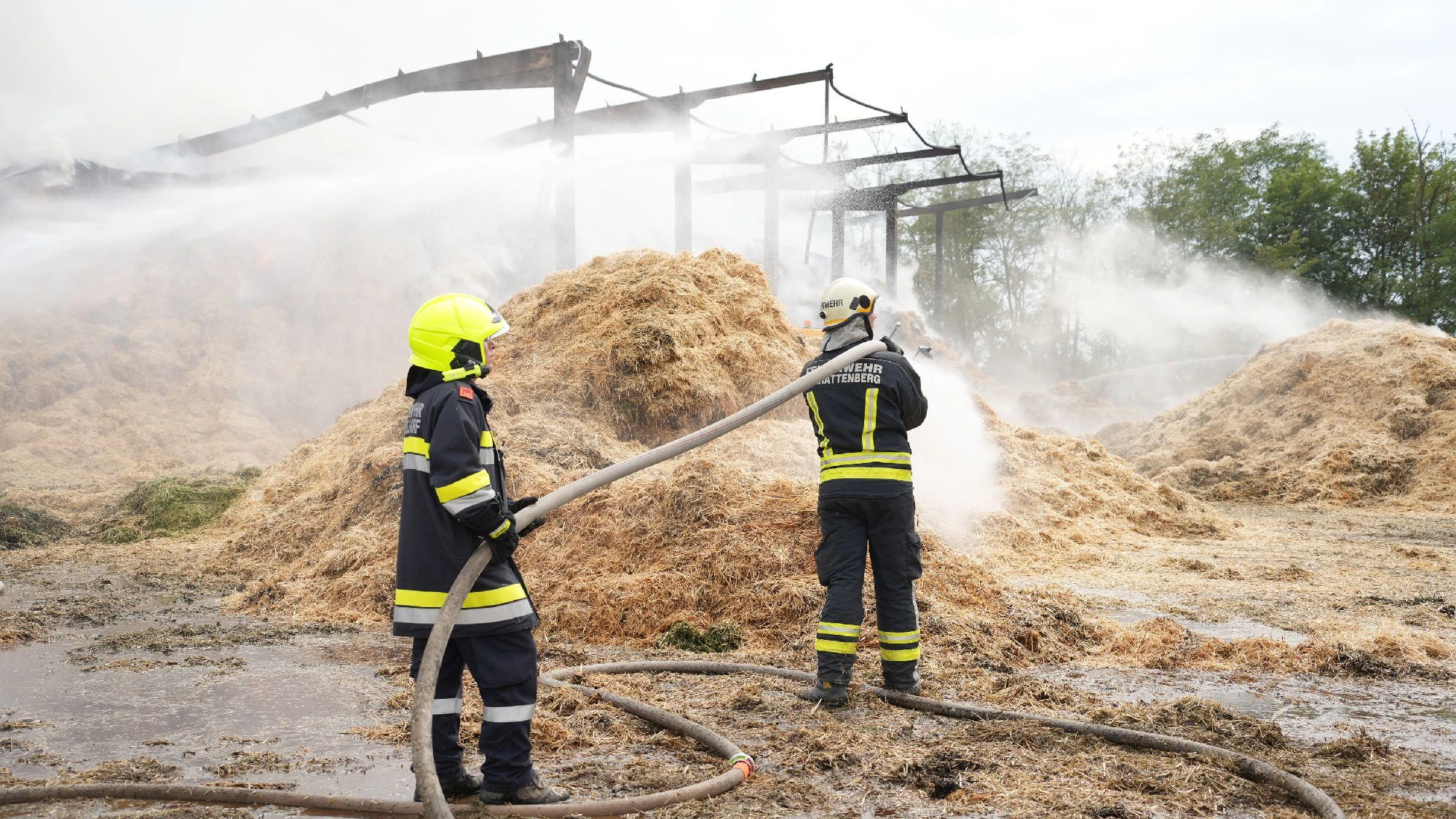 Hunderte Strohballen in Wildendürnbach in Flammen