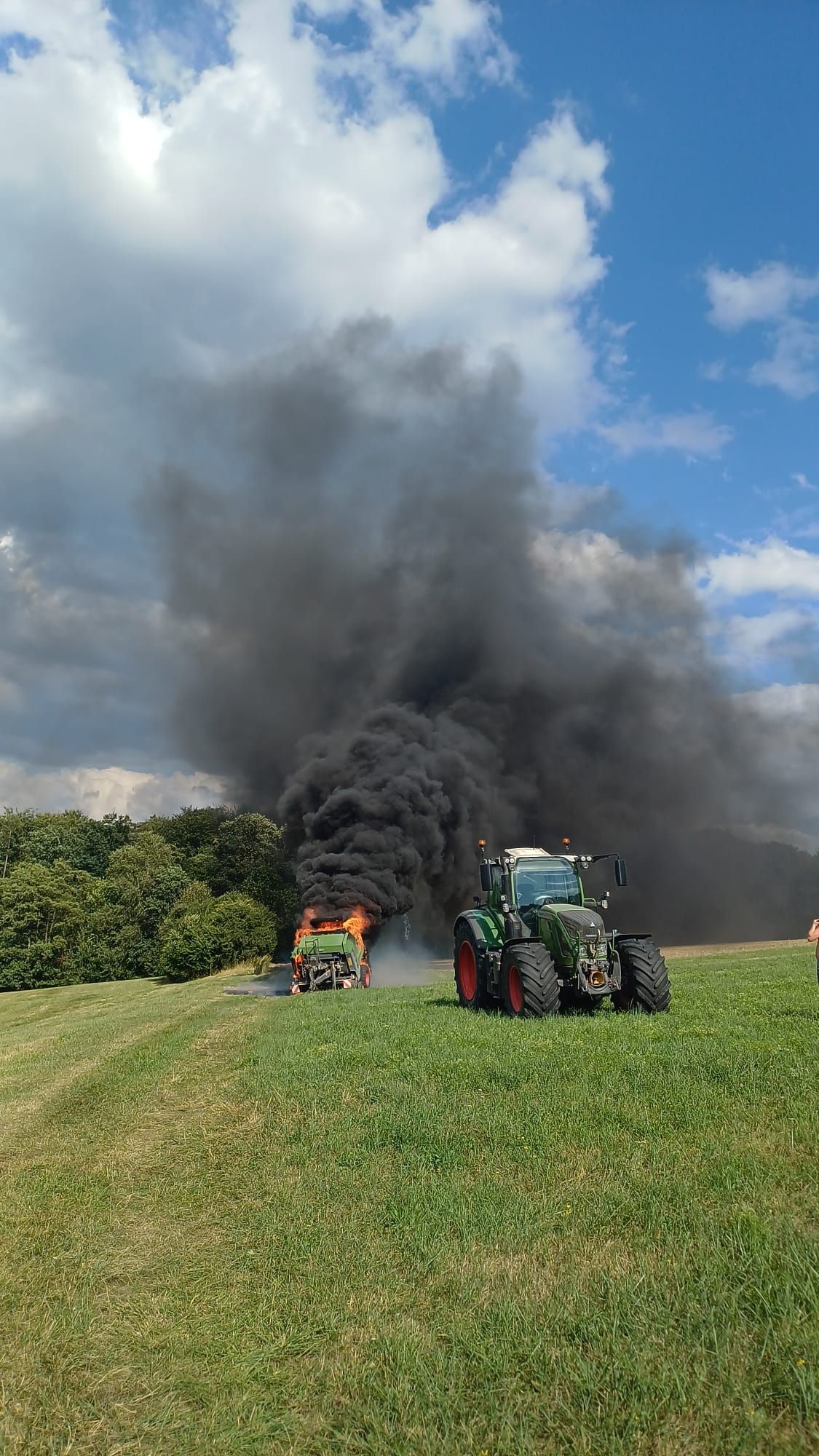 Vollbrand einer Rundballenpresse