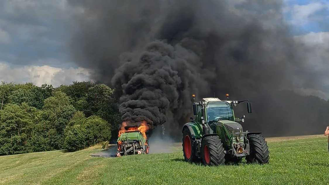 Vollbrand einer Rundballenpresse