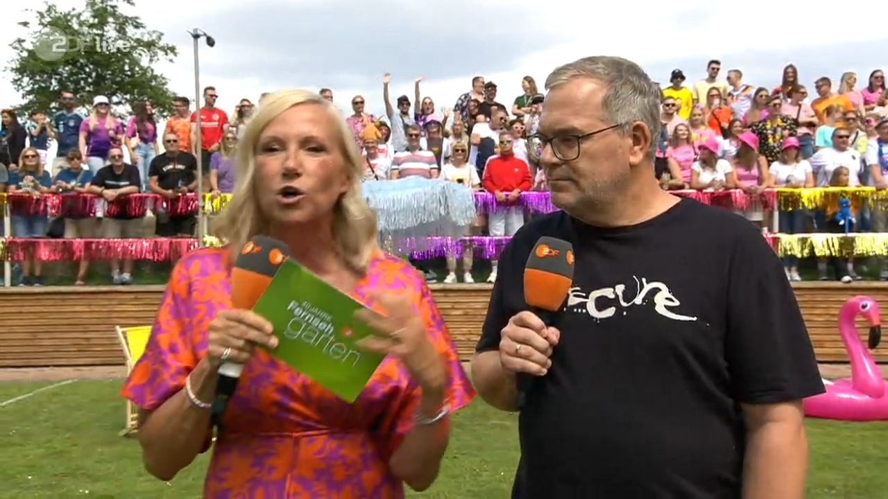 Elton hört Kiewel zu.