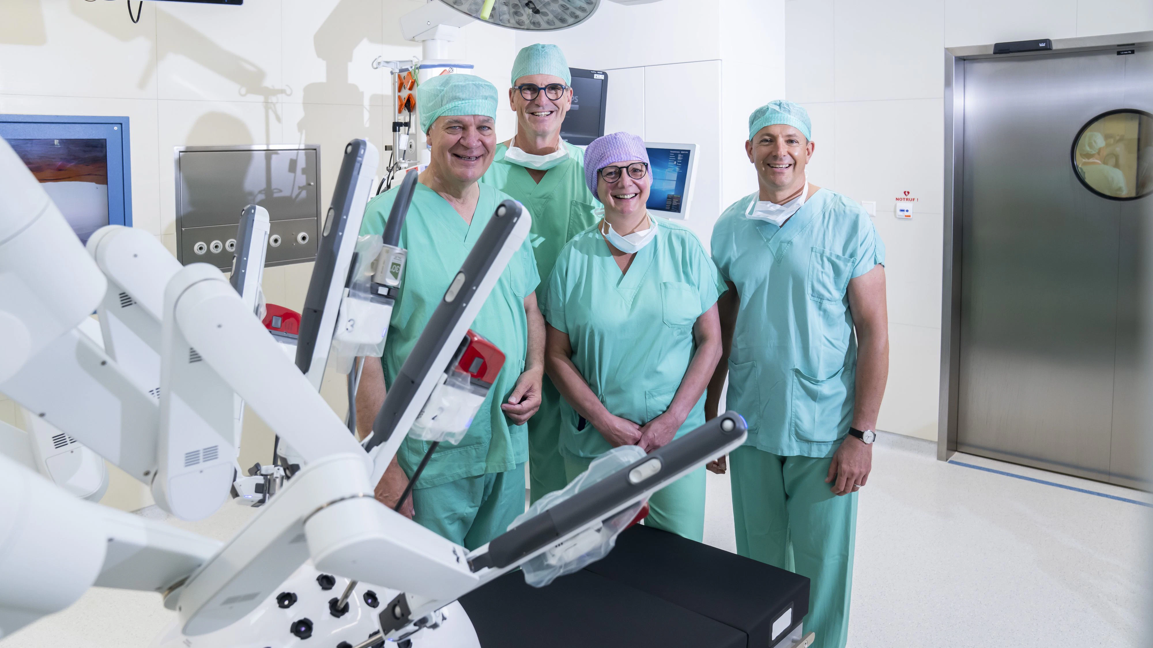 v.l.n.r.: Landesrat Anton Kasser, Ärztlicher Direktor Prim. Dr. Ronald Zwrtek, MBA,MAS, Pflegerische Bereichsleitung DGKP Tatjana Masa-Charvat, MSc, MBA, Prim. Priv.-Doz.Dr. Florian Wimpissinger, FEBU, MBA