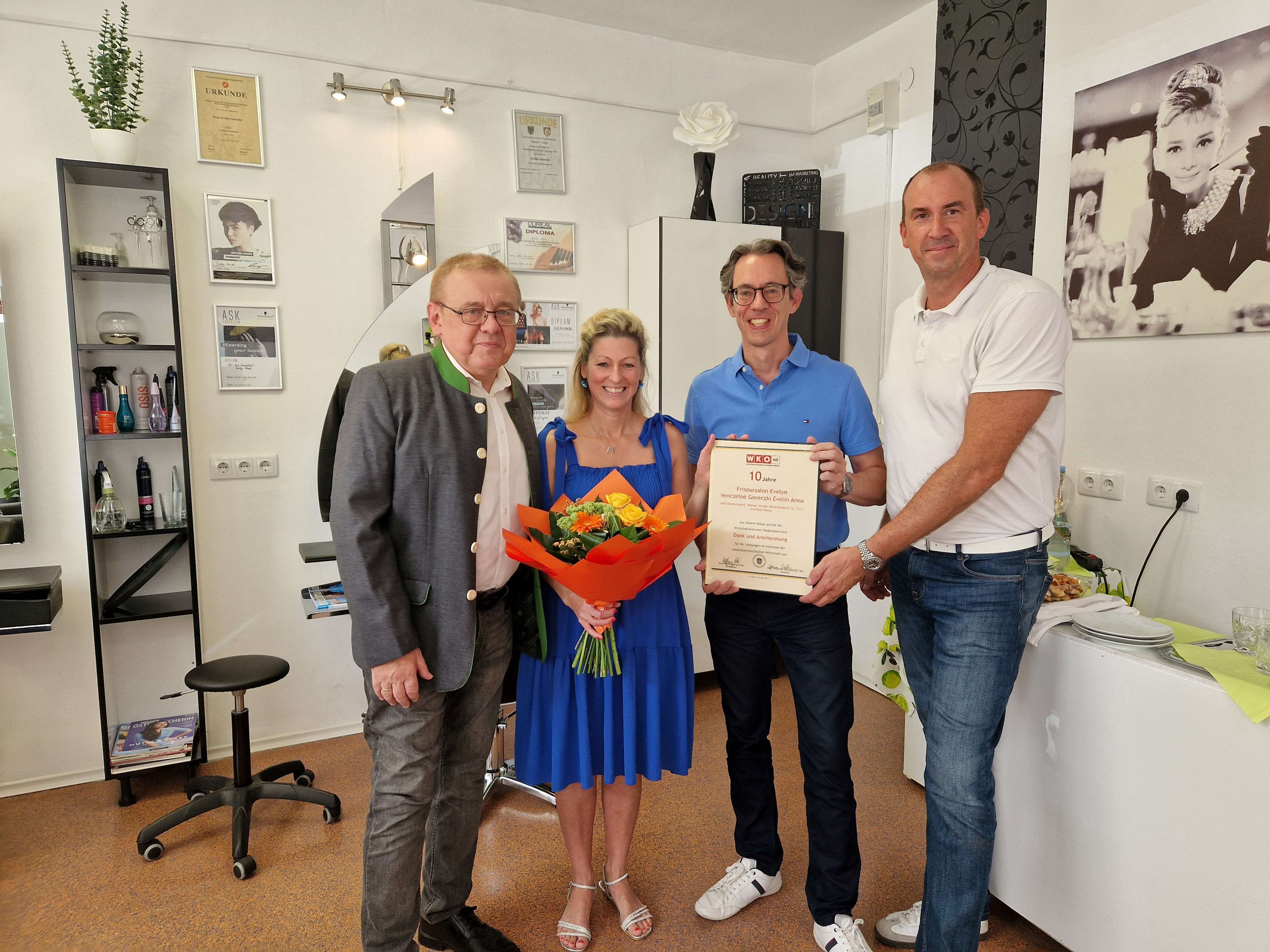 STR Harald Kuchwalek, WKNÖ-Bezirksstellenleiter Andreas Marquardt und WKNÖ-Bezirksstellenausschussmitglied Gerald Kögl gratulierten Evelin Venczelné Goreczki herzlich zum Firmenjubiläum (v.l.)