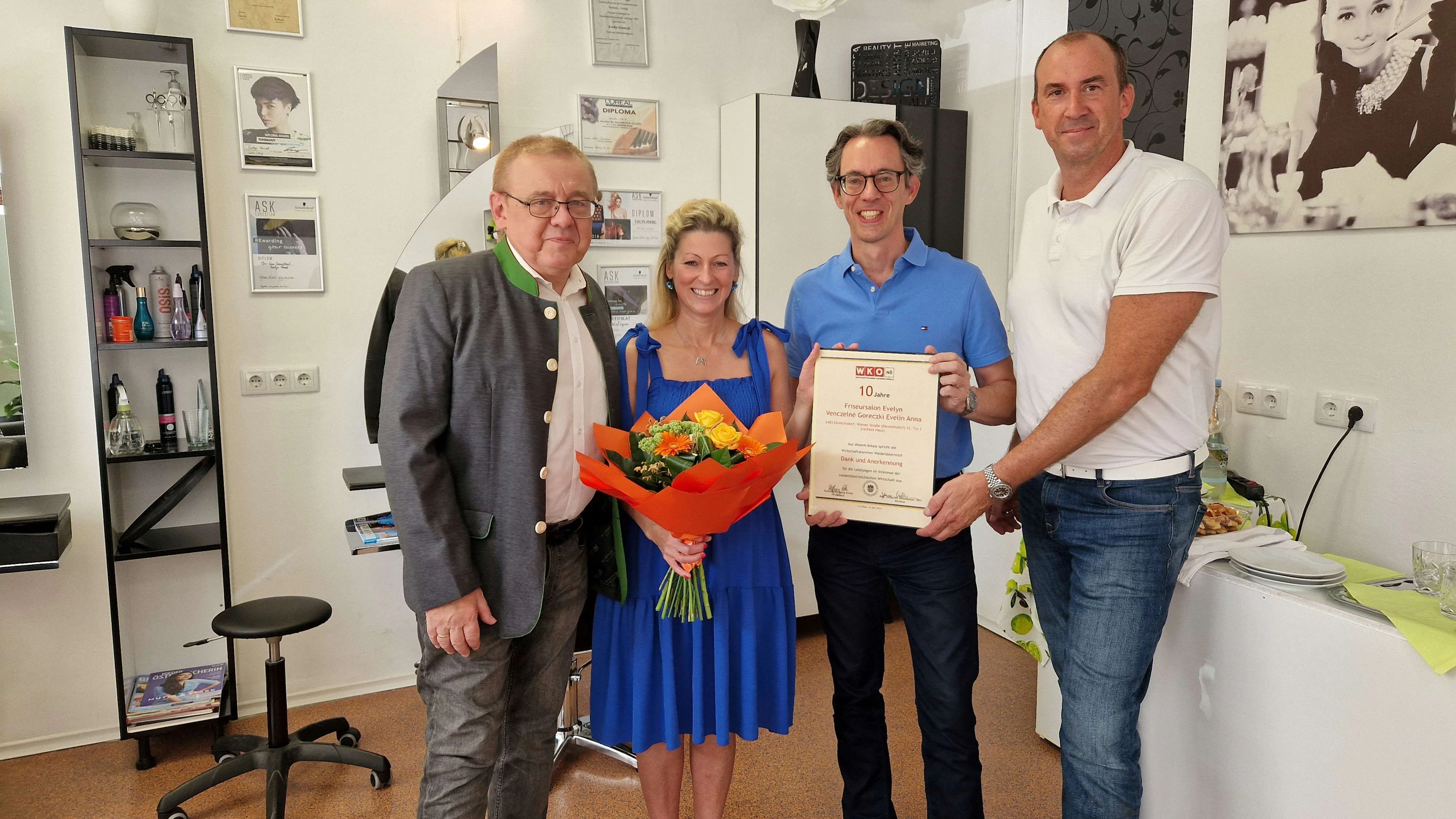 STR Harald Kuchwalek, WKNÖ-Bezirksstellenleiter Andreas Marquardt und WKNÖ-Bezirksstellenausschussmitglied Gerald Kögl gratulierten Evelin Venczelné Goreczki herzlich zum Firmenjubiläum (v.l.)