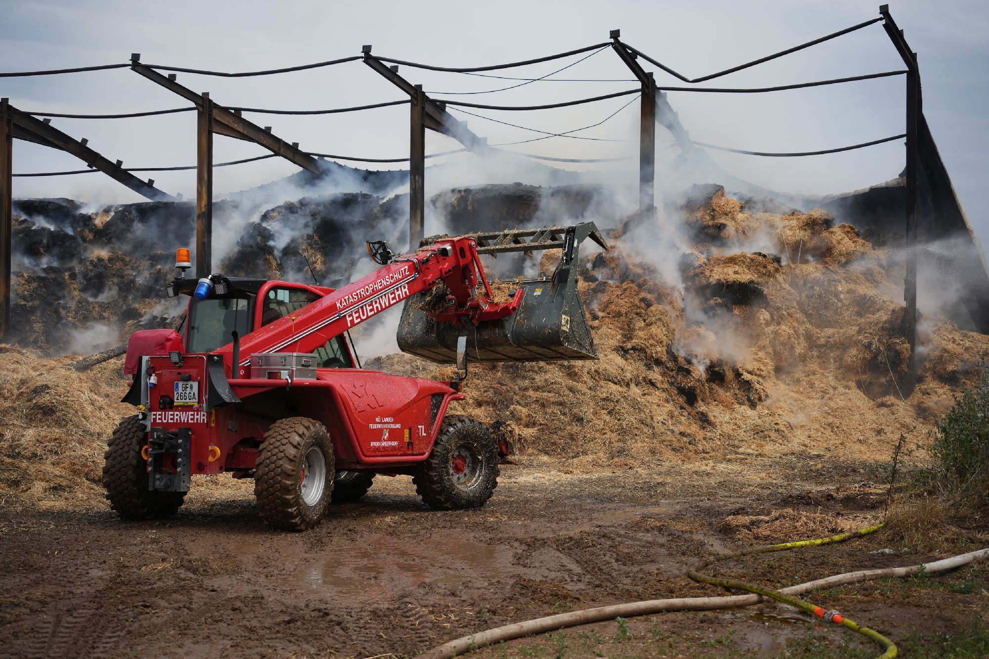 Hunderte Strohballen in Wildendürnbach in Flammen