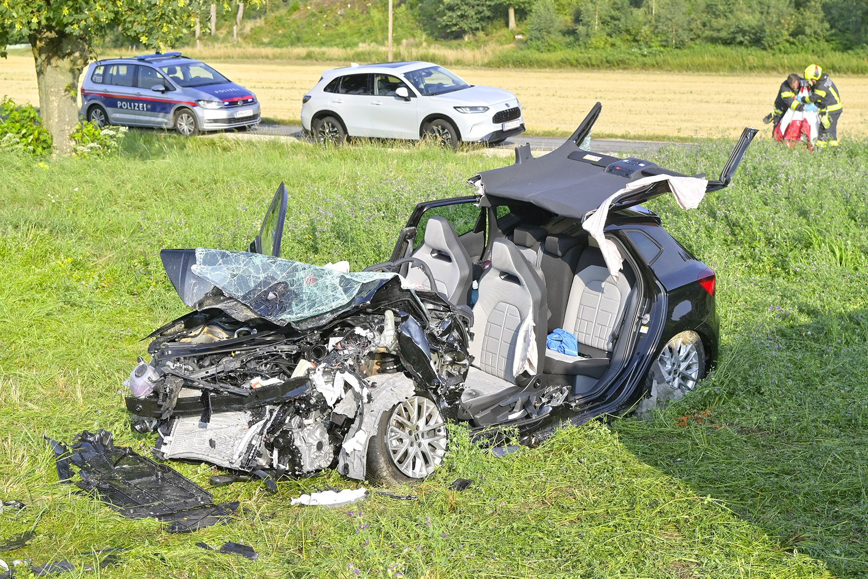 Bei einem schweren Verkehrsunfall auf der B148 bei Weng im Innkreis starben zwei Menschen. Mehrere weitere Personen wurden teils schwer verletzt.