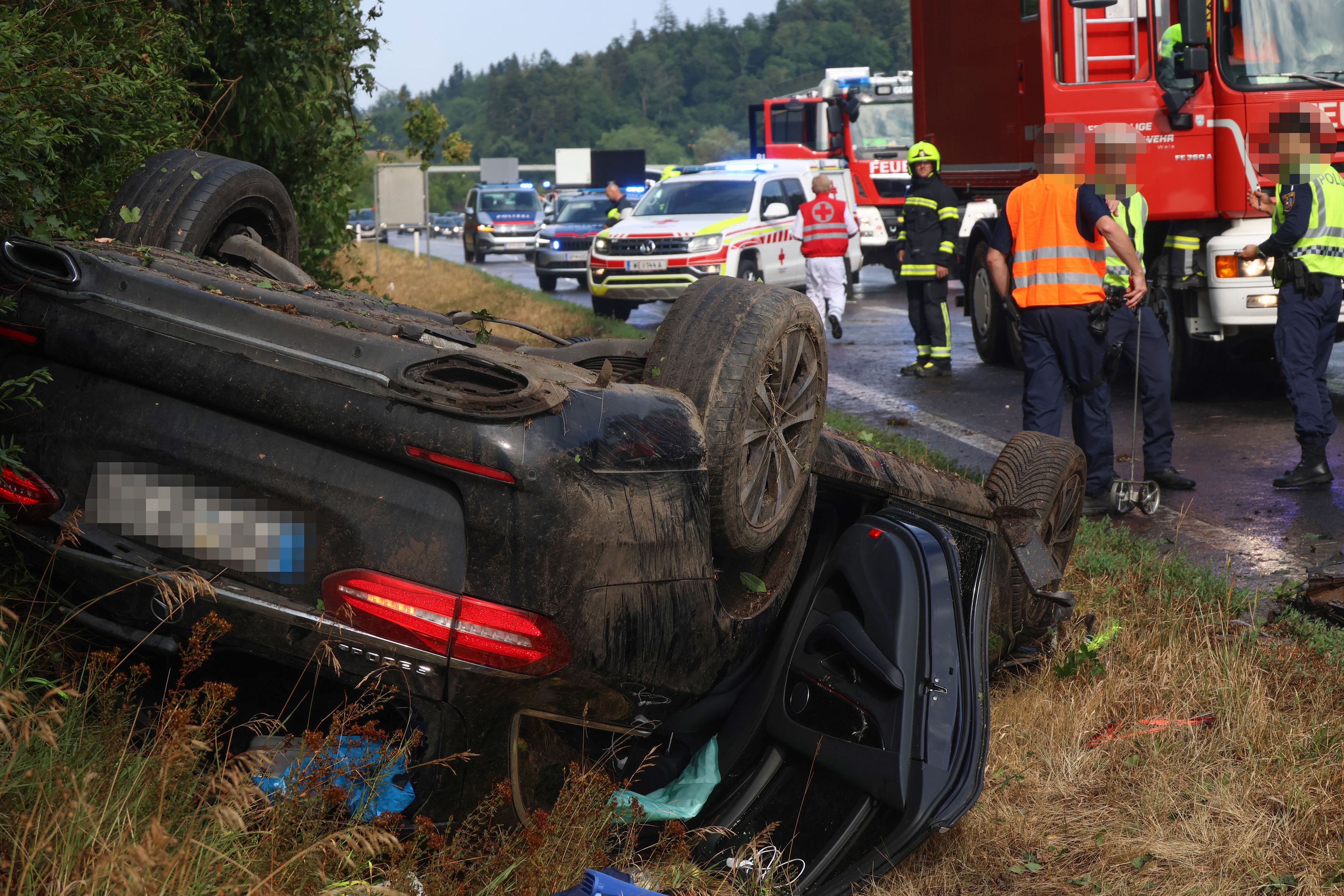 Das Auto blieb am Dach liegen. Der Unfall forderte zwei Verletzte.
