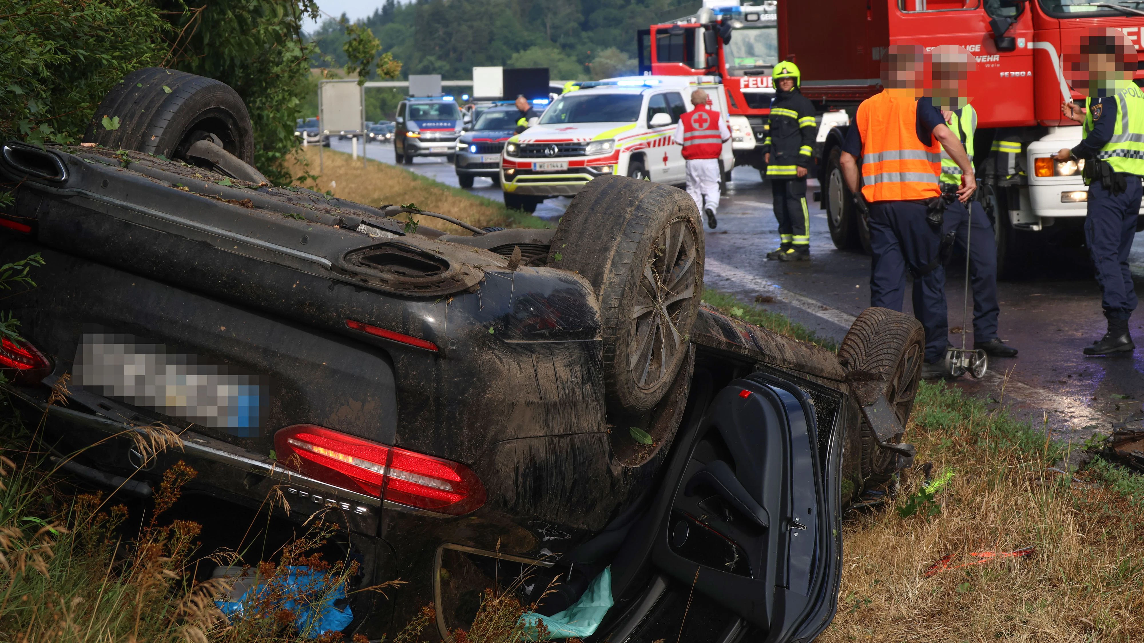 Das Auto blieb am Dach liegen. Der Unfall forderte zwei Verletzte.