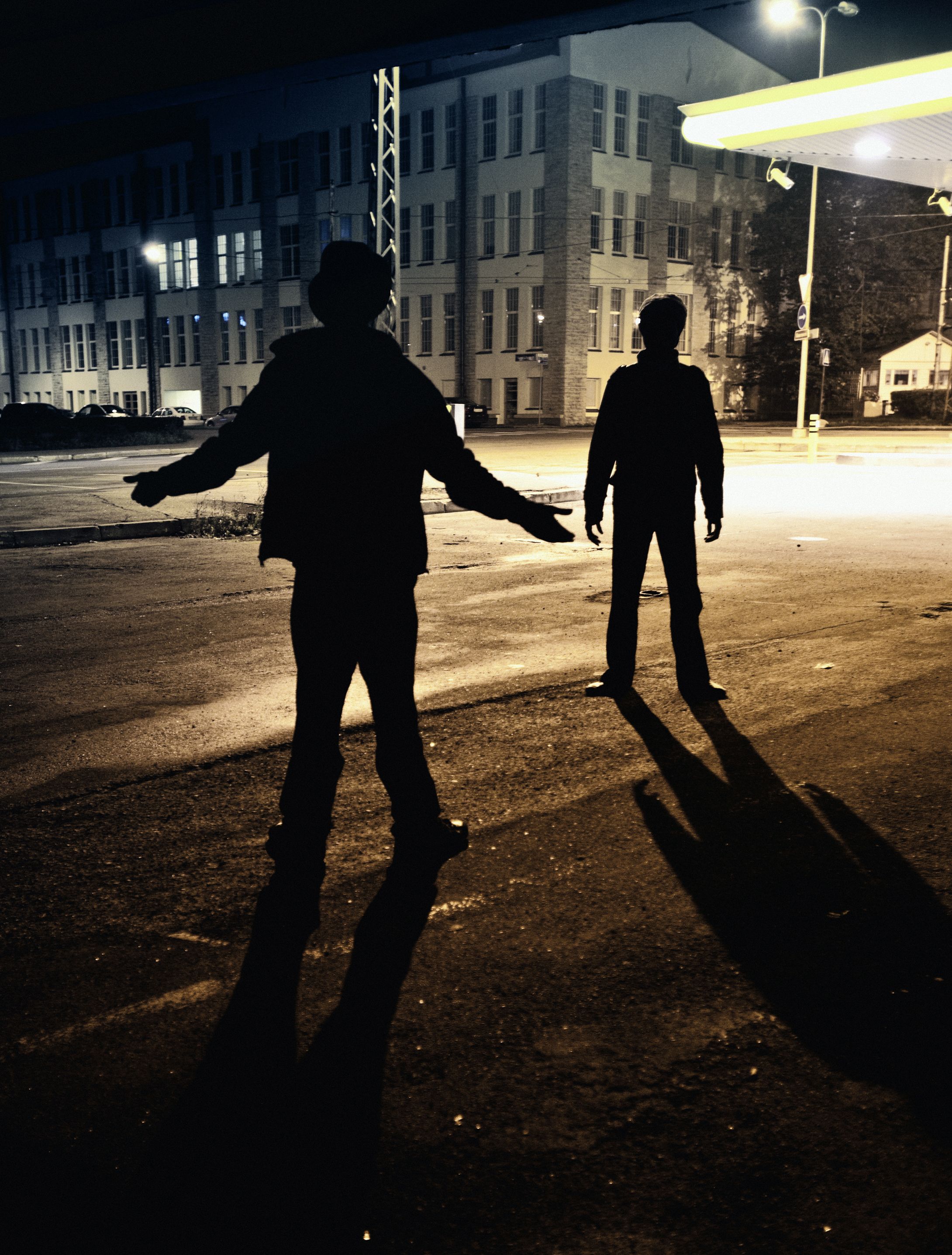 Ein 17-Jähriger wurde in Linz überfallen, ausgeraubt und zum Kampf gezwungen. Die Polizei fahndet nach zwei unbekannten Tätern.
