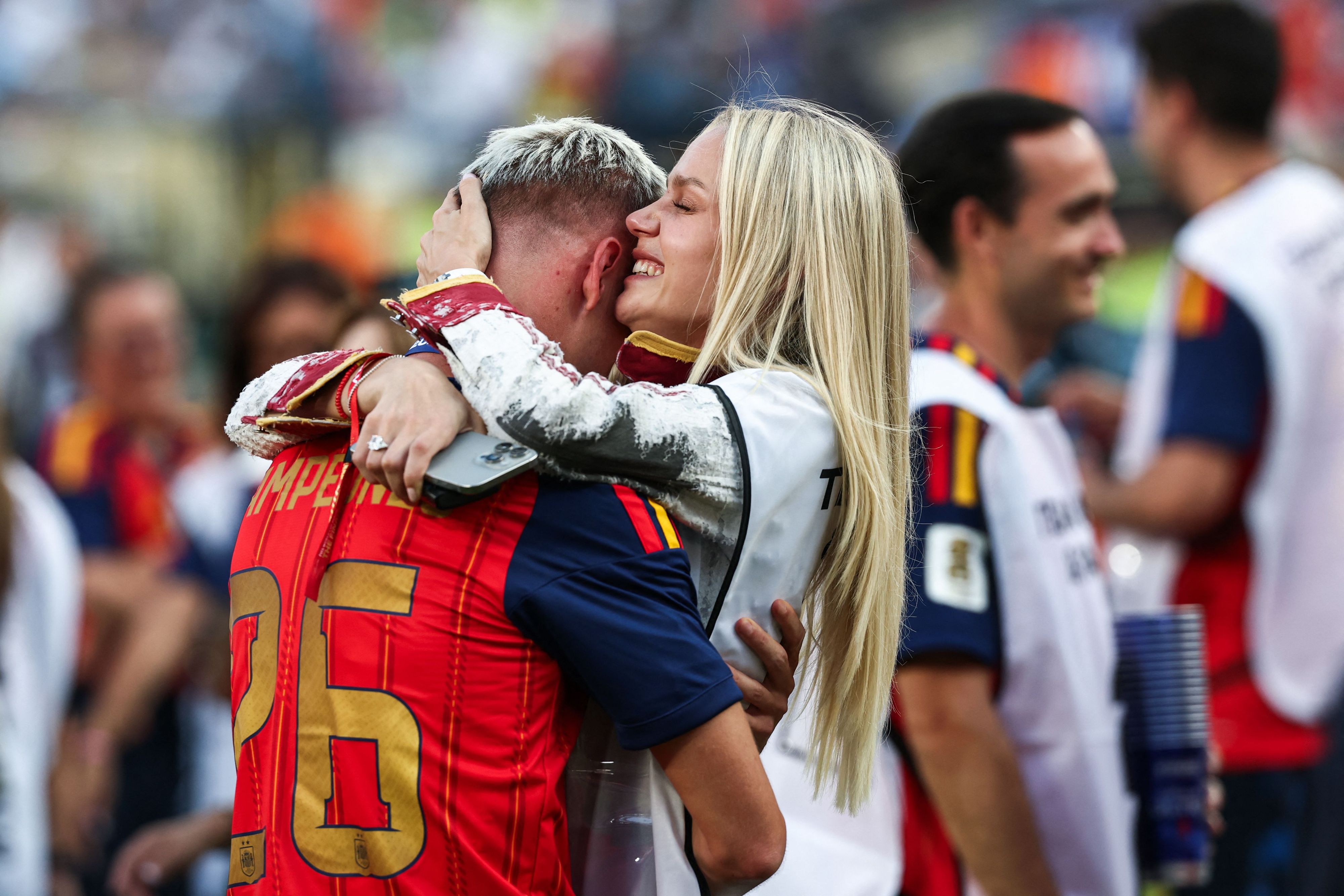 Dani Olmo und Laura Schmitt nach Spaniens Sieg im WM-Finale gegen Argentinien.