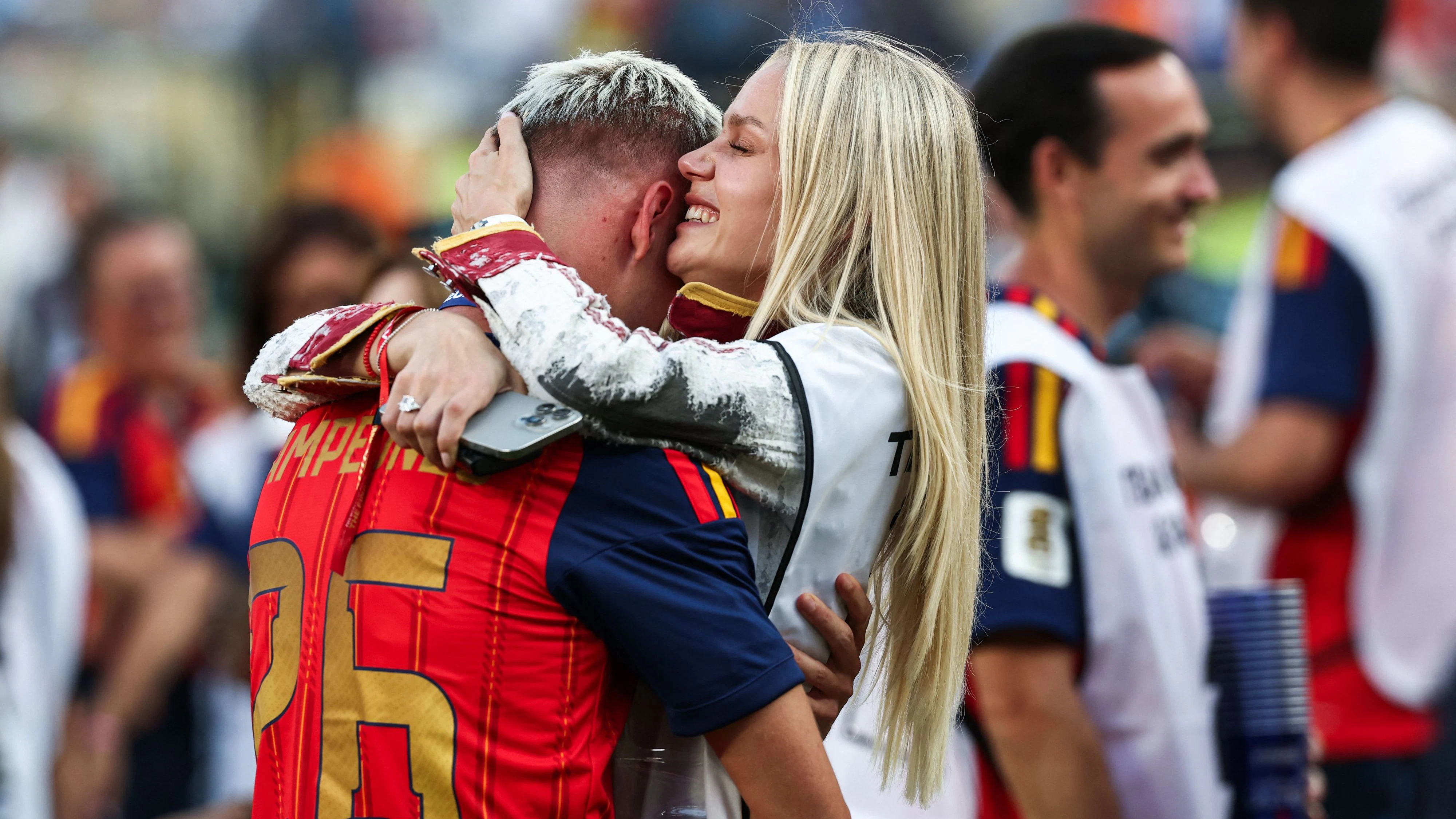 Dani Olmo und Laura Schmitt nach Spaniens Sieg im WM-Finale gegen Argentinien.