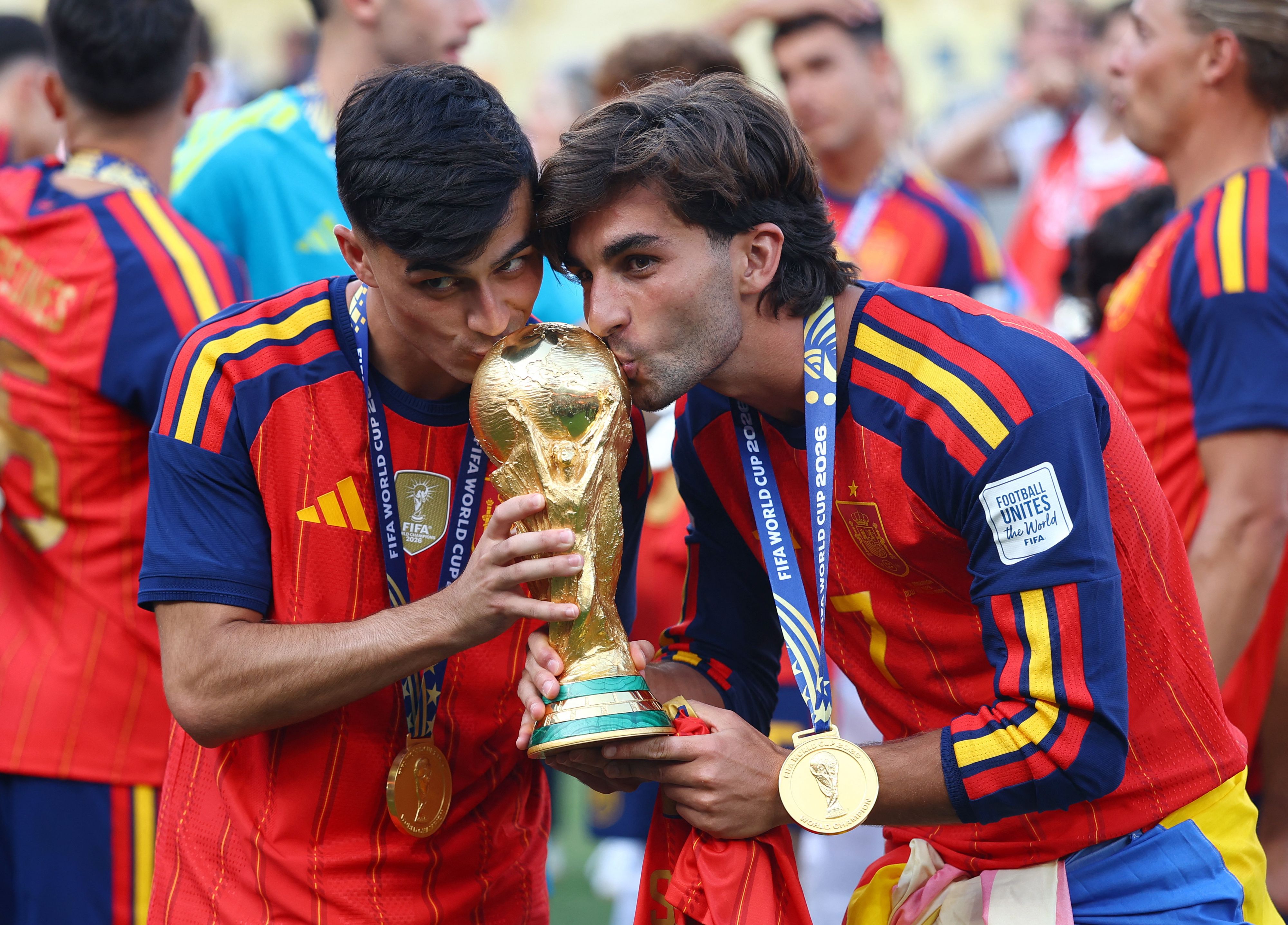 Ein Bussi von Pedri und Ferran Torres