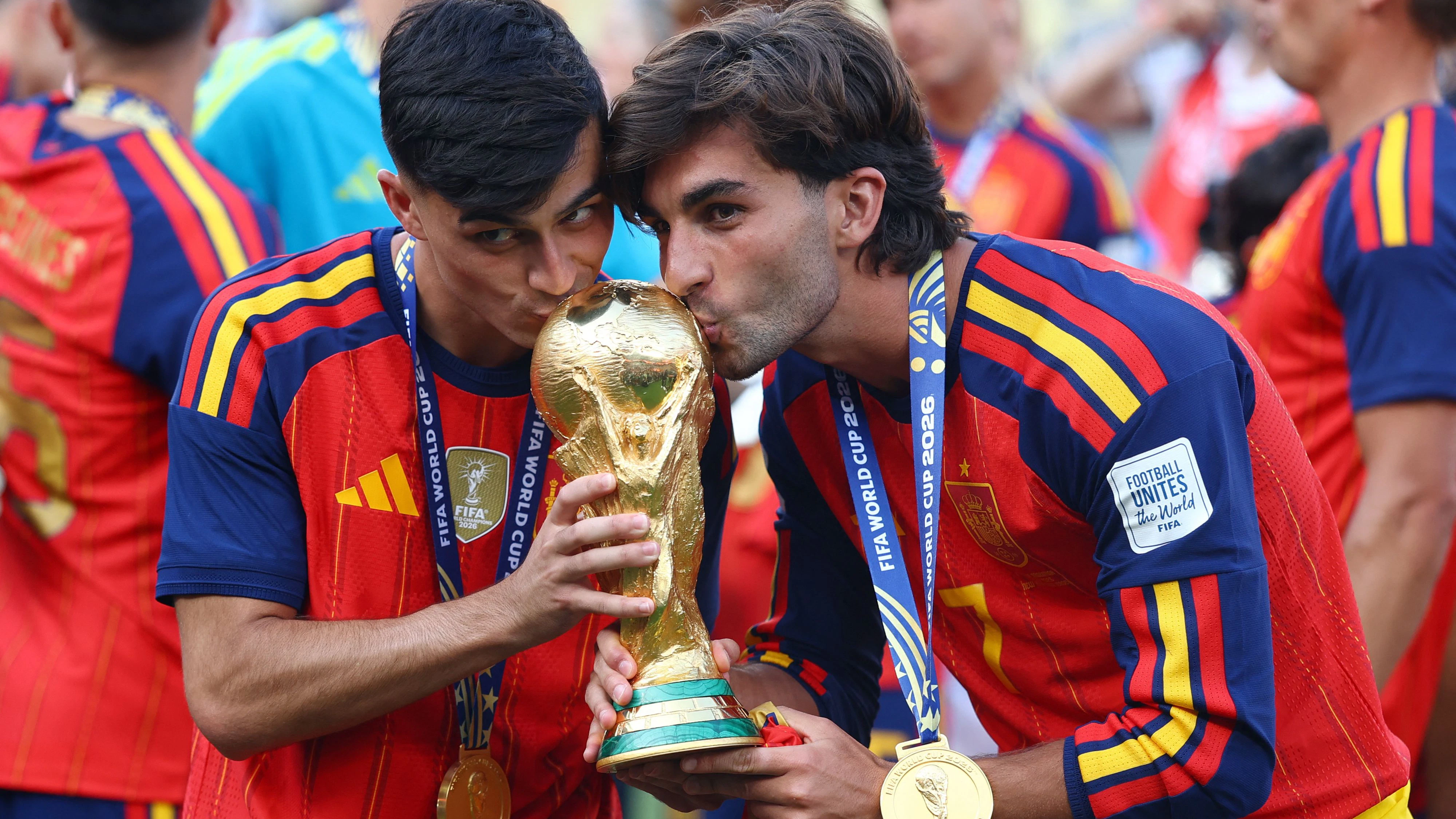 Ein Bussi von Pedri und Ferran Torres