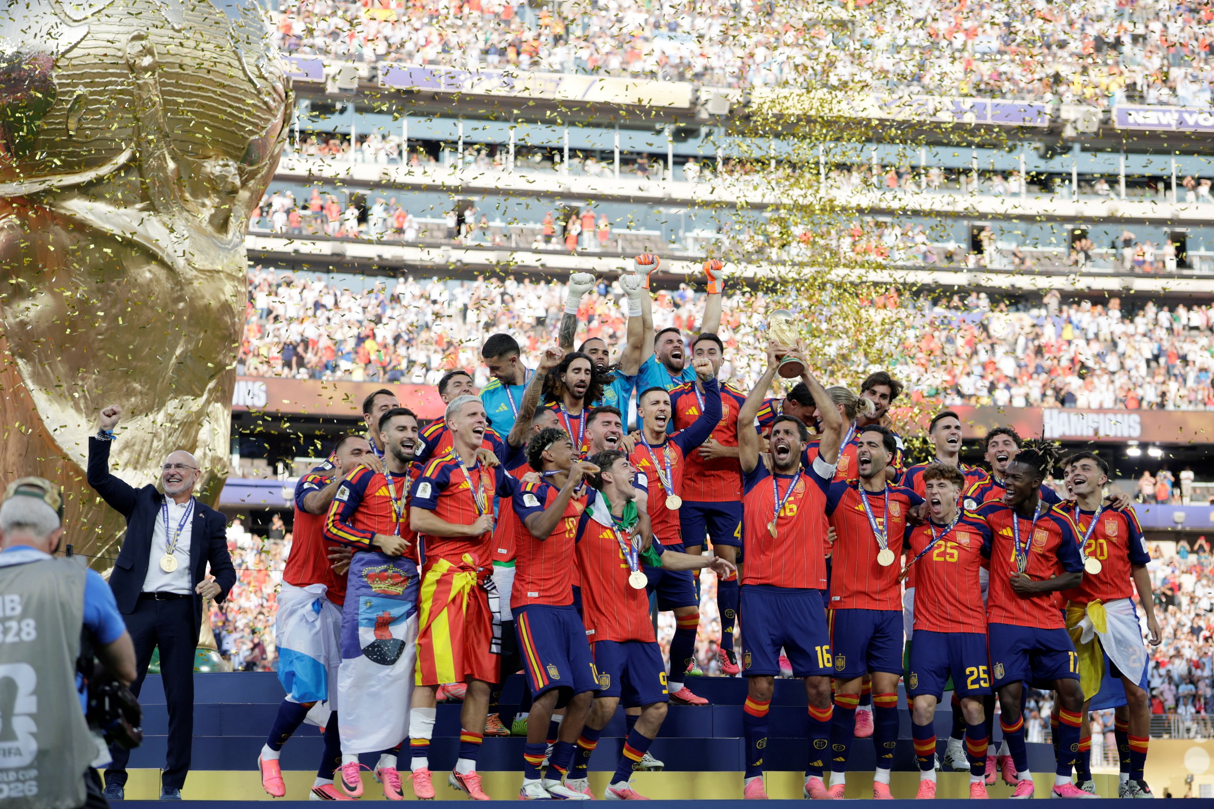 Spanien darf mit dem WM-Pokal jubeln.