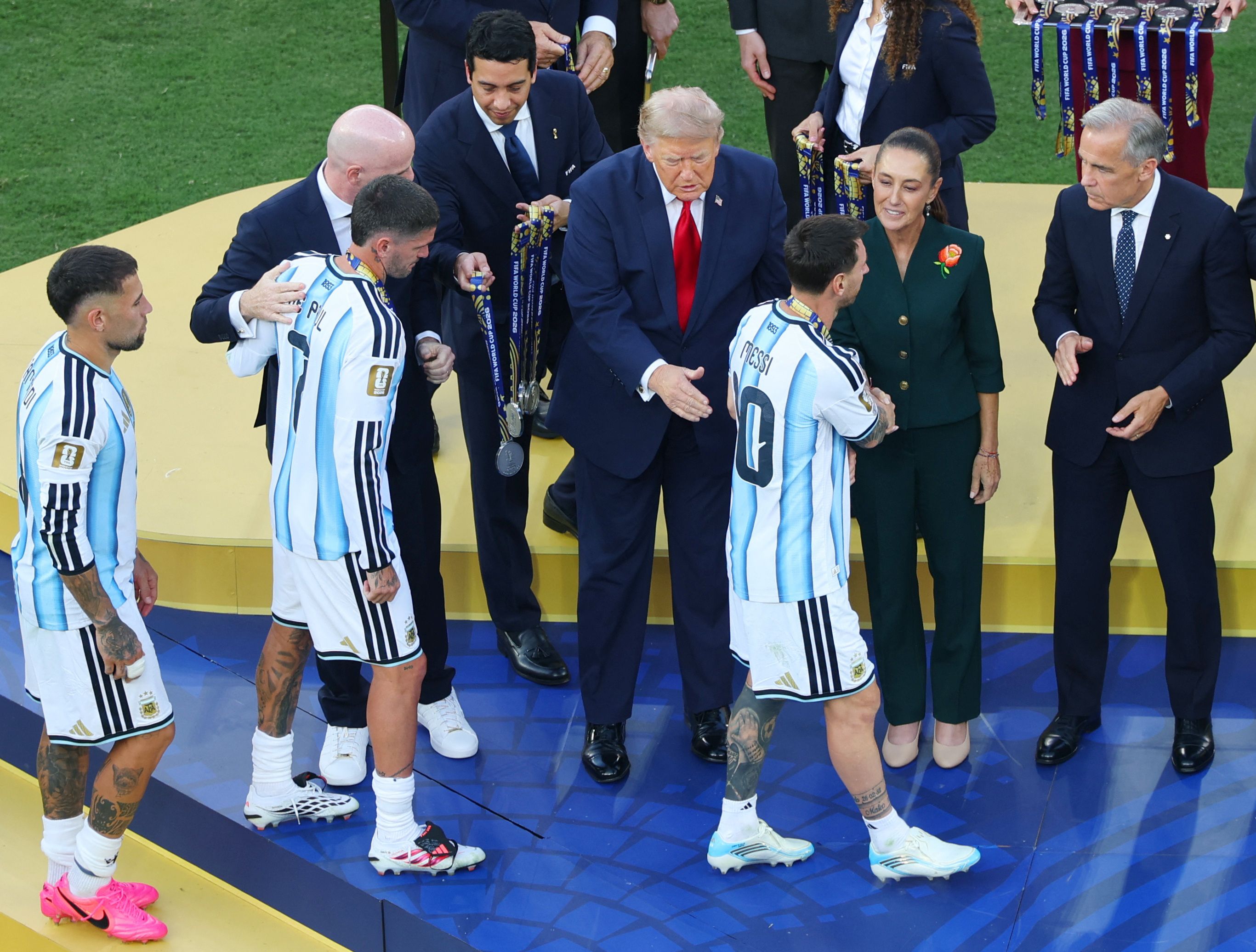 US-Präsident Trump überreicht den enttäuschten Argentiniern eine Medaille.