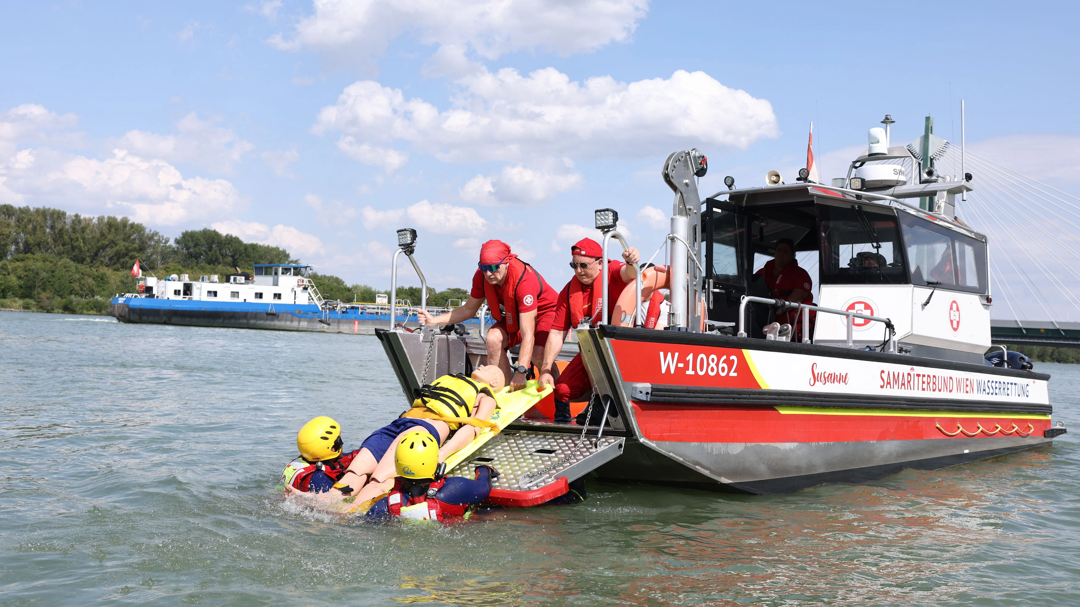 Badeunfälle sind im Sommer leider fast an der Tagesordnung. Der Samariterbund will mit einer Aktionswoche auf die Gefahr hinweisen. Im Rahmen dessen fand am Montag bei der Donau Marina eine Wasserrettungs-Übung statt. "Heute" war dabei.