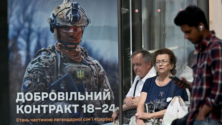 In der Ukraine wächst der Streit um die Rekrutierung neuer Soldaten. Angriffe auf Beamte, die nach Wehrdienstverweigerern suchen, nehmen zu. Zugleich gibt es schwere Vorwürfe gegen die Such-Patrouillen selbst. Warum das Problem das Land zu einer Unzeit trifft.