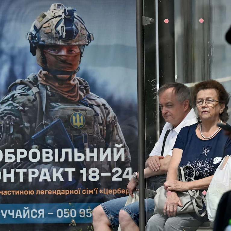 In der Ukraine wächst der Streit um die Rekrutierung neuer Soldaten. Angriffe auf Beamte, die nach Wehrdienstverweigerern suchen, nehmen zu. Zugleich gibt es schwere Vorwürfe gegen die Such-Patrouillen selbst. Warum das Problem das Land zu einer Unzeit trifft.