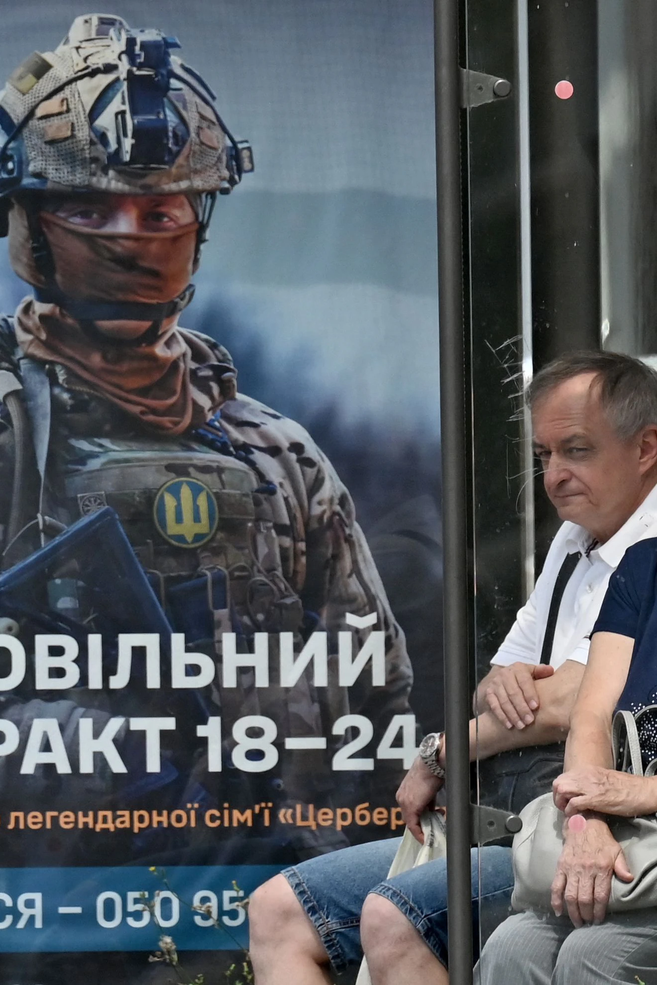 Ein Rekrutierungs-Aufruf der ukrainischen Behörden an einer Bushaltestelle in Kiew: Das Land braucht bis zu 30.000 neue Soldaten pro Monat