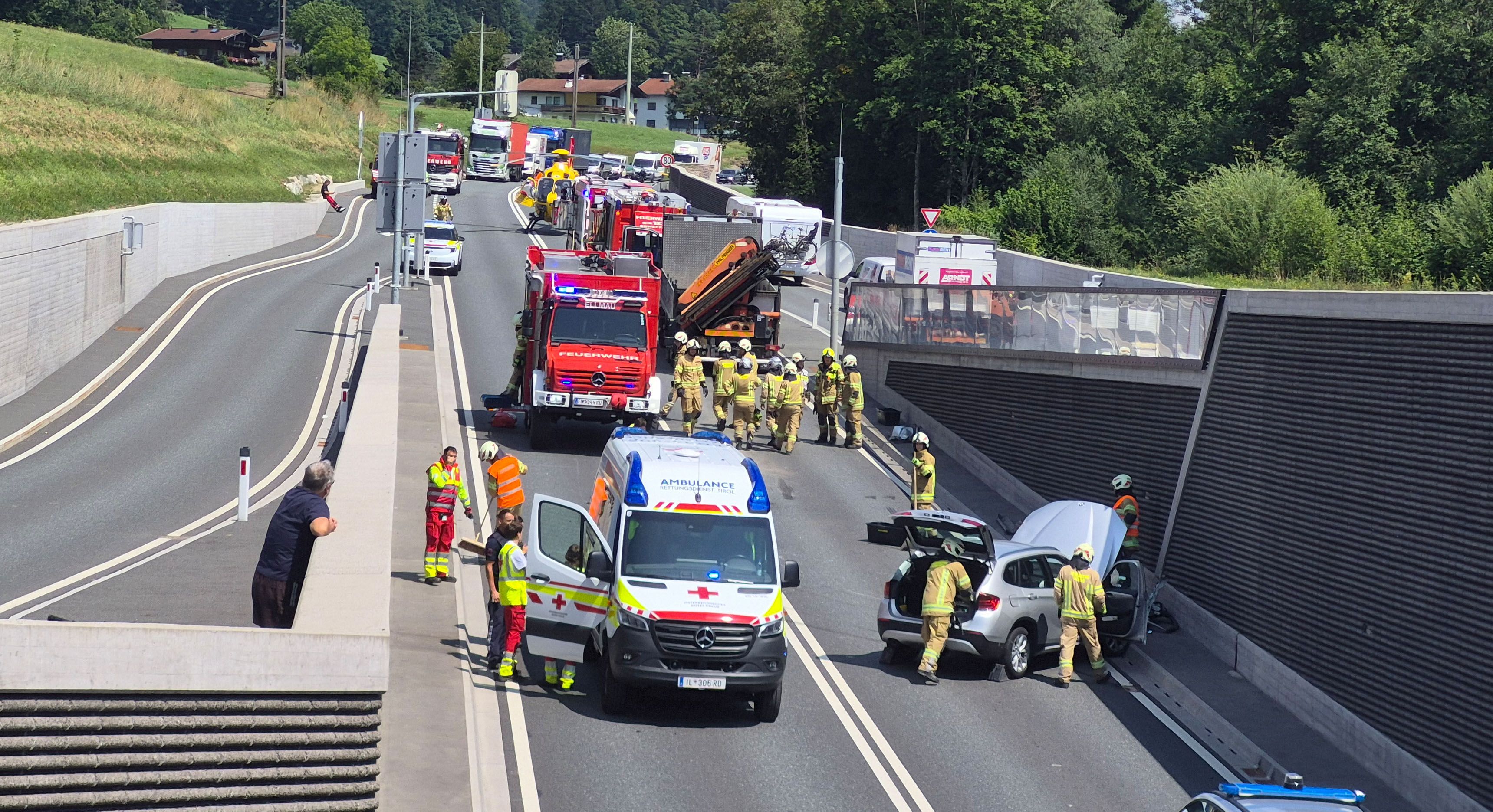 Durch die Wucht des Aufpralls wurde der Autofahrer in seinem Fahrzeug eingeklemmt.