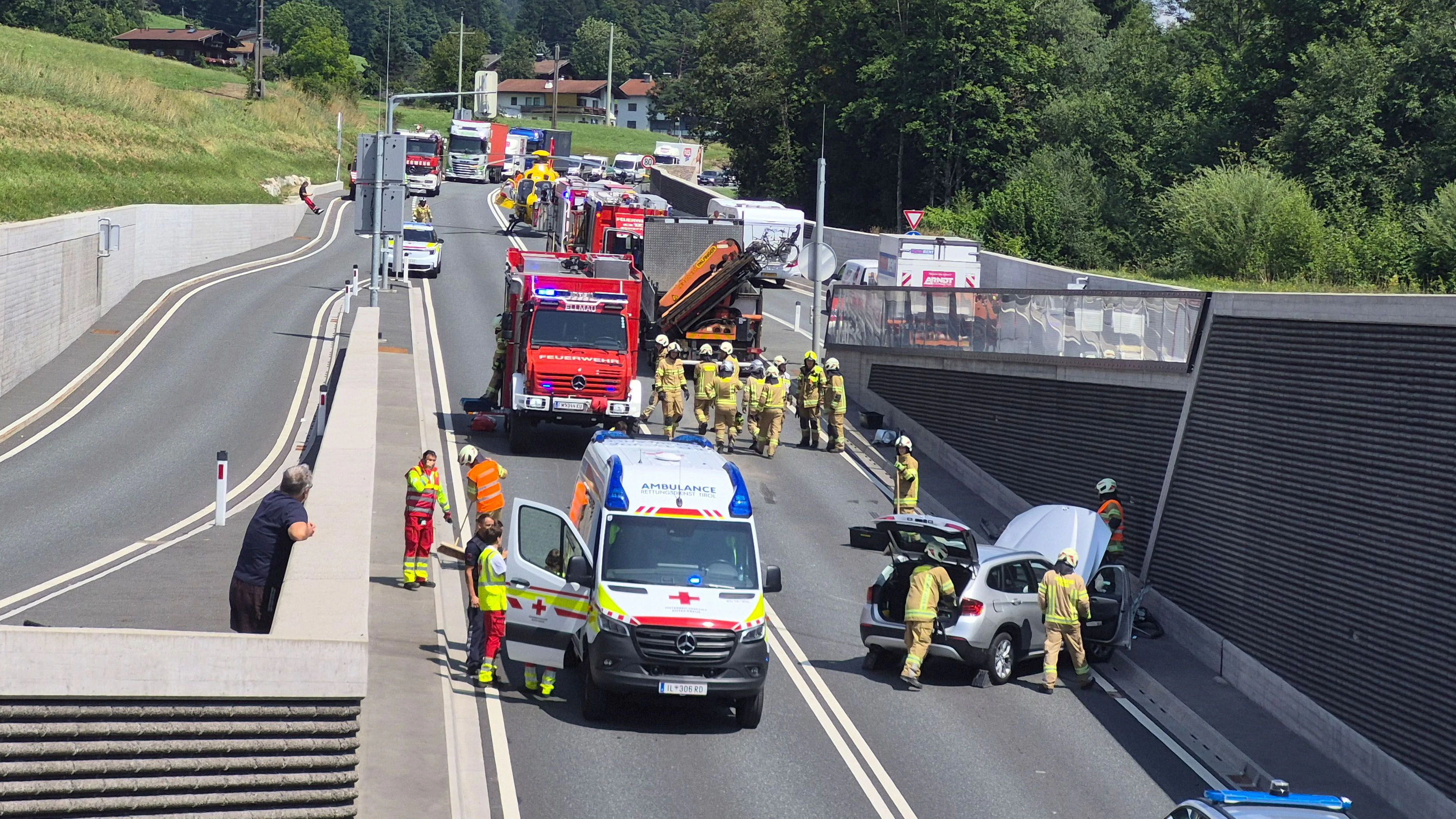 Durch die Wucht des Aufpralls wurde der Autofahrer in seinem Fahrzeug eingeklemmt.