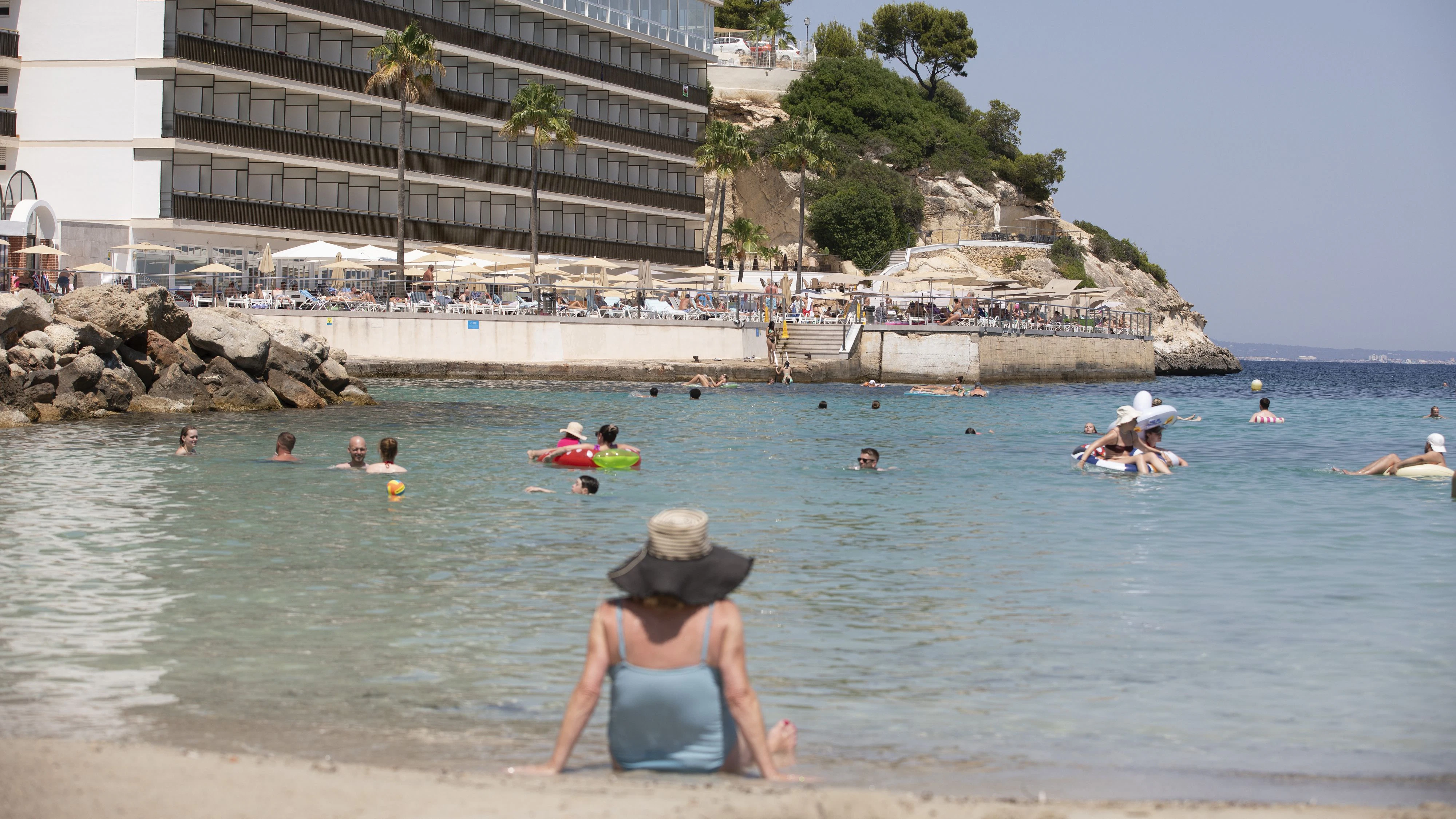 09 July 2026, Spain, Calvia: Visitors are enjoying the ocean at Cala Vinyes Beach in temperatures of nearly 40 degrees. Photo: Clara Margais/dpa