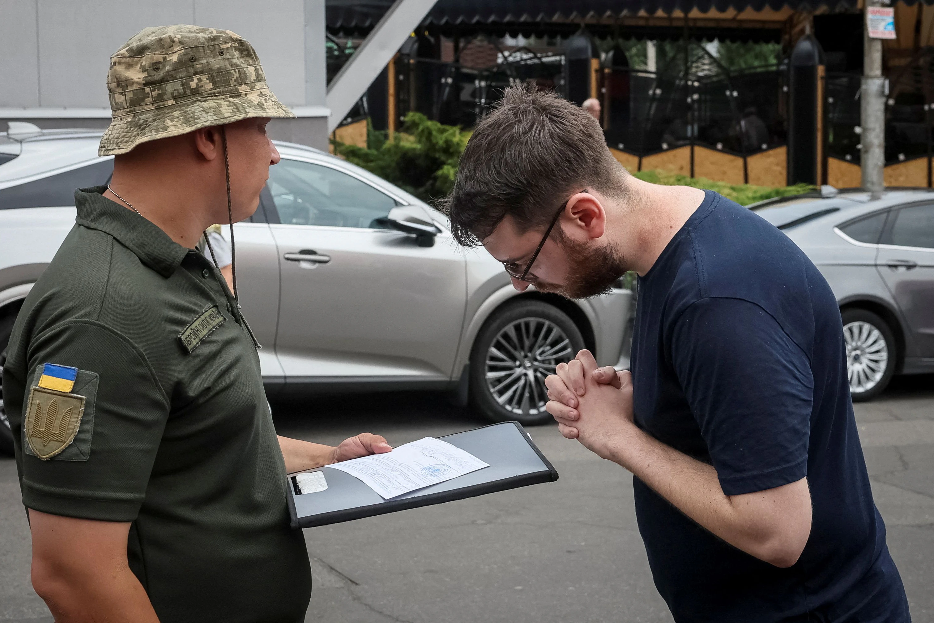 Ein Rekrutierer des ukrainischen Militärs auf der Suche nach Wehrdienstverweigerern