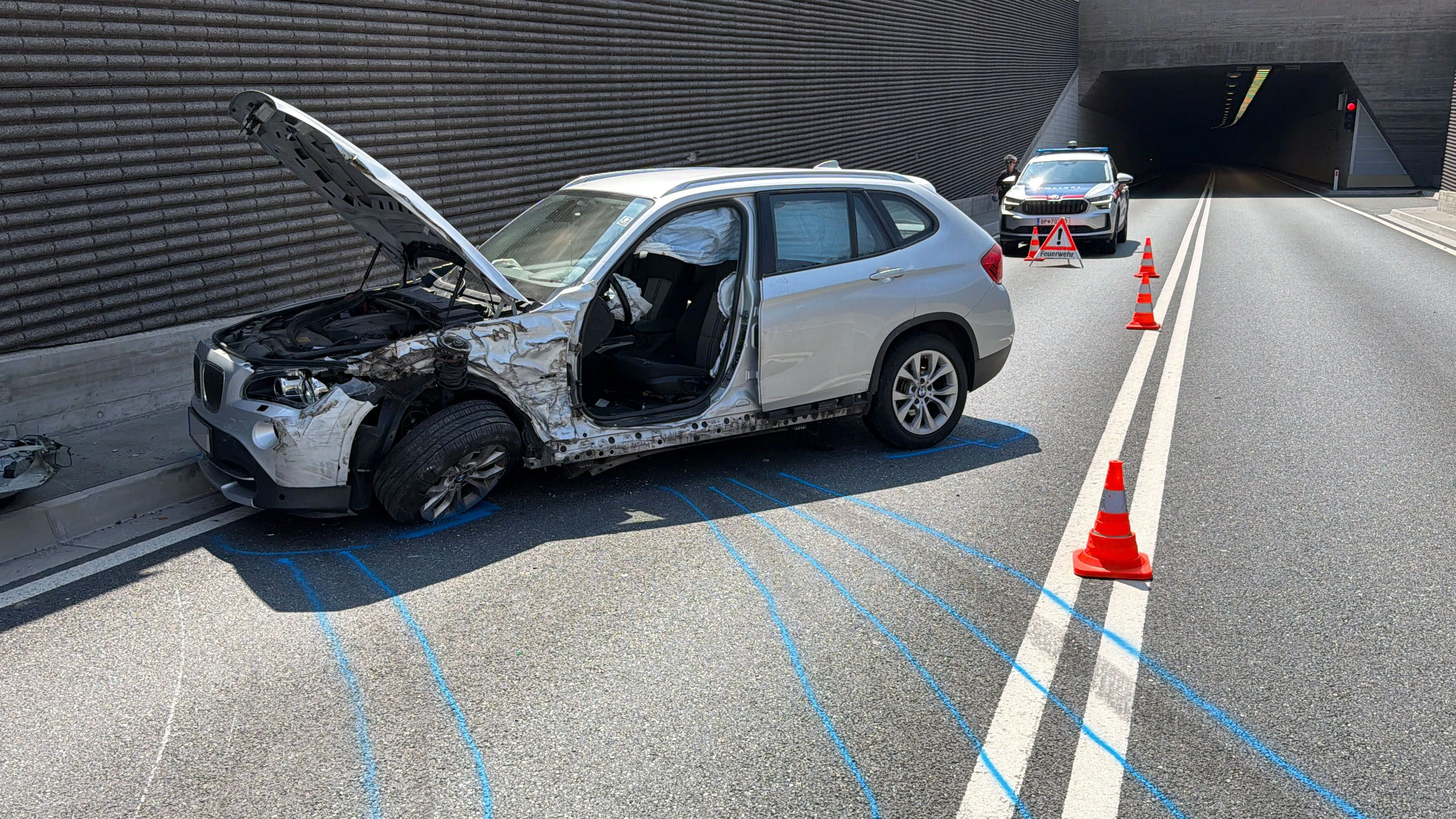 Frontalcrash mit Lkw: Autofahrer eingeklemmt und verletzt.