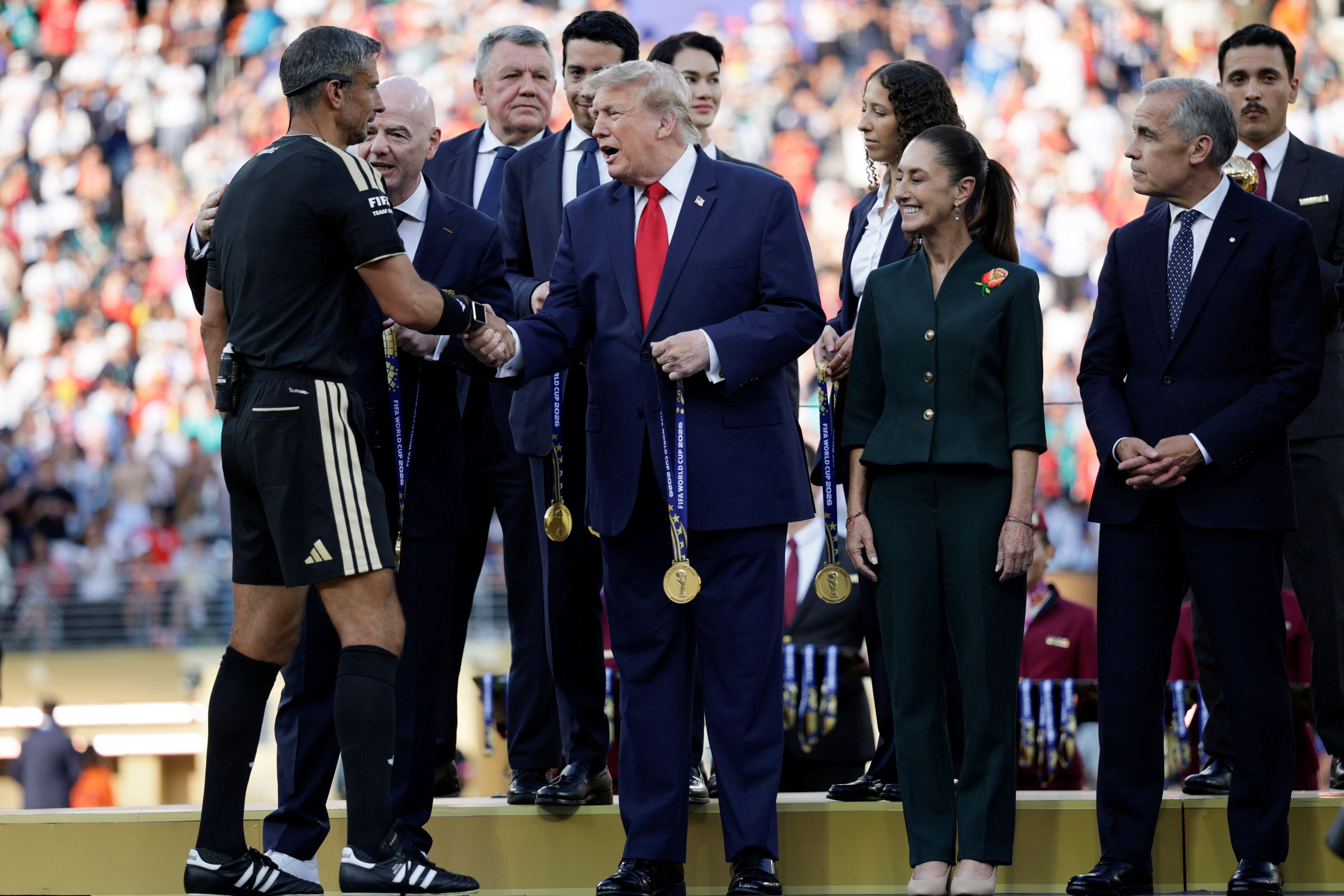 Auch dem Schiedsrichter der Partie, Slavko Vincic, durfte Donald Trump die Medaille überreichen.