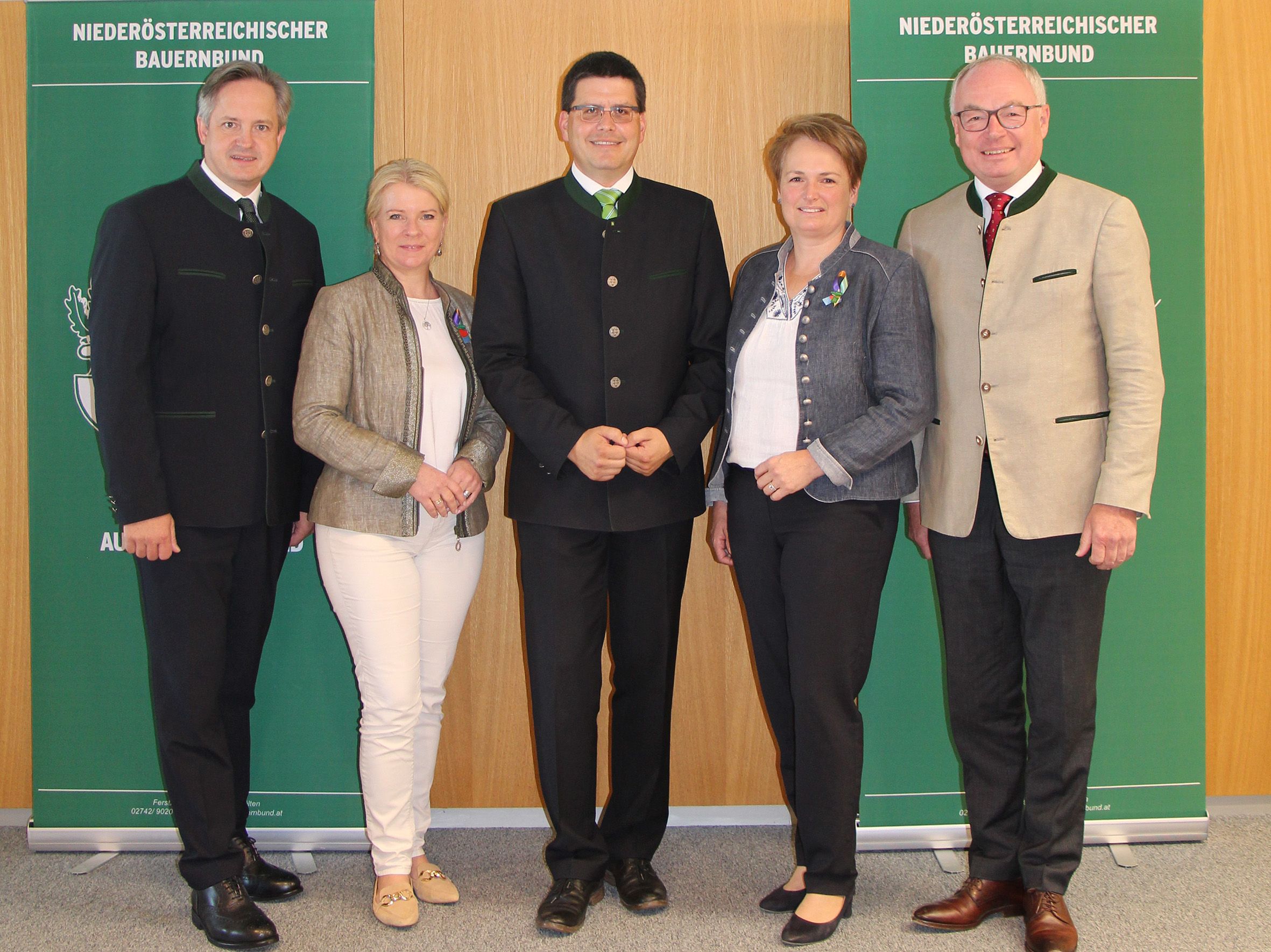 Wichenstellung in der Landwirtschaftskammer NÖ: Der scheidende LK-Präsident Johannes Schmuckenschlager mit der designierten LK-Vizepräsidentin Irene Neumann-Hartberger, seinem designierten Nachfolger Lorenz Mayr, der LK-Vizepräsidentin Andrea Wagner und NÖ Bauernbundobmann LH-Stv. Stephan Pernkopf.