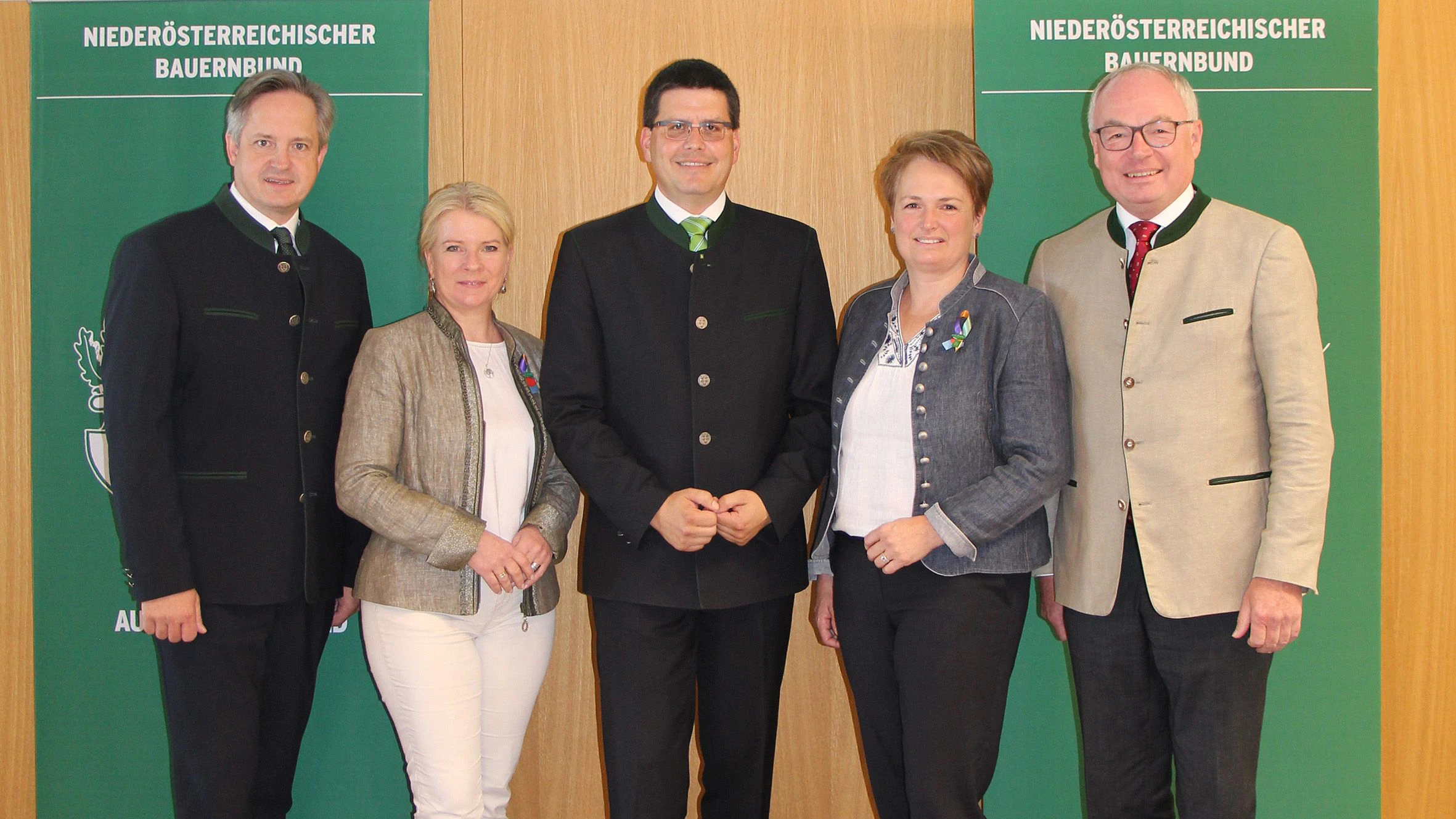 Der scheidende LK-Präsident Johannes Schmuckenschlager mit der designierten LK-Vizepräsidentin Irene Neumann-Hartberger, seinem designierten Nachfolger Lorenz Mayr, der LK-Vizepräsidentin Andrea Wagner und NÖ Bauernbundobmann LH-Stv. Stephan Pernkopf.
