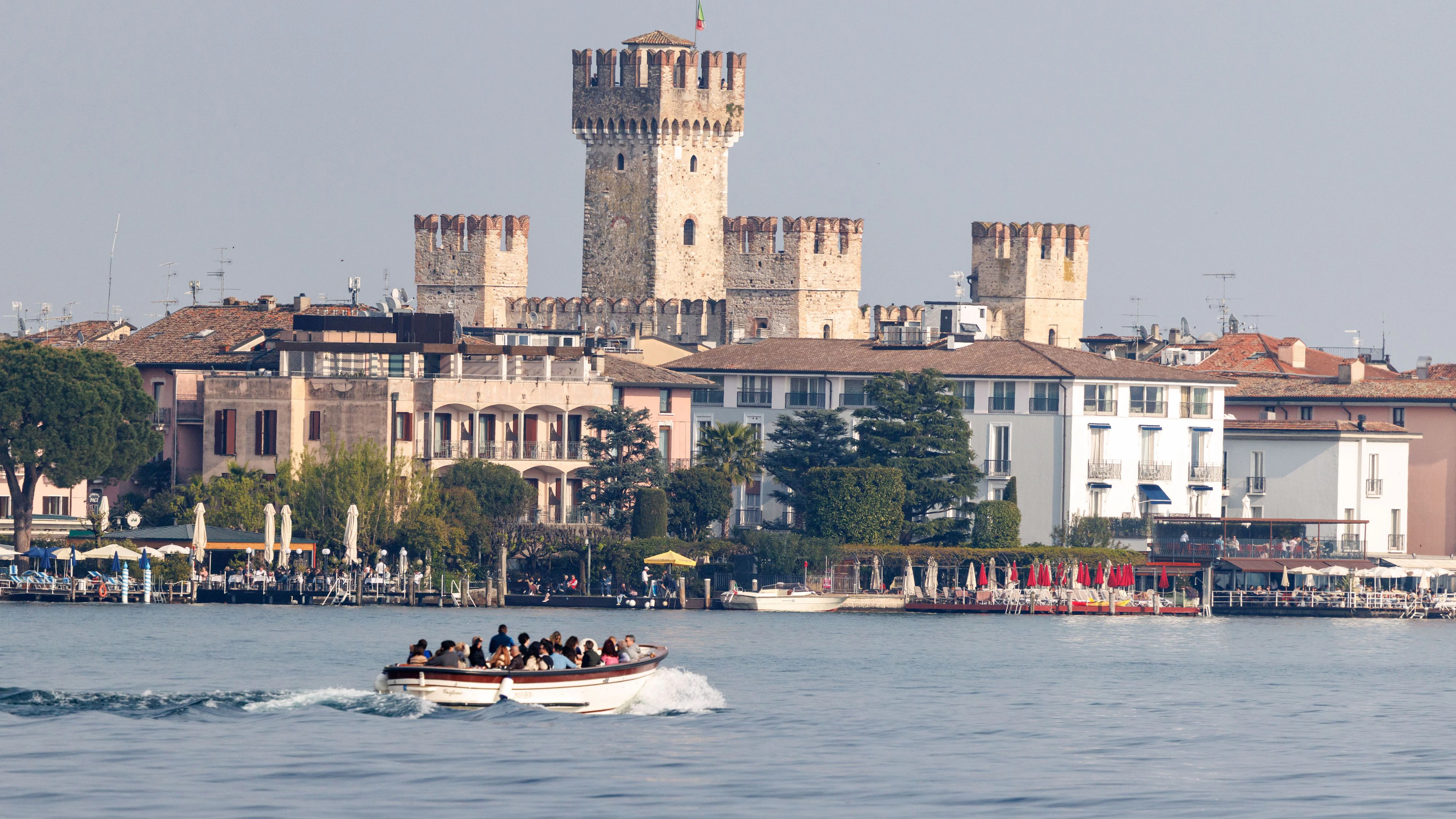 Blick auf die Burg Scaligero (Castello Scaligero) in der beliebten Touristenstadt Sirmione am Gardasee in Italien. Die Burg ist eines der berühmtesten Wahrzeichen.