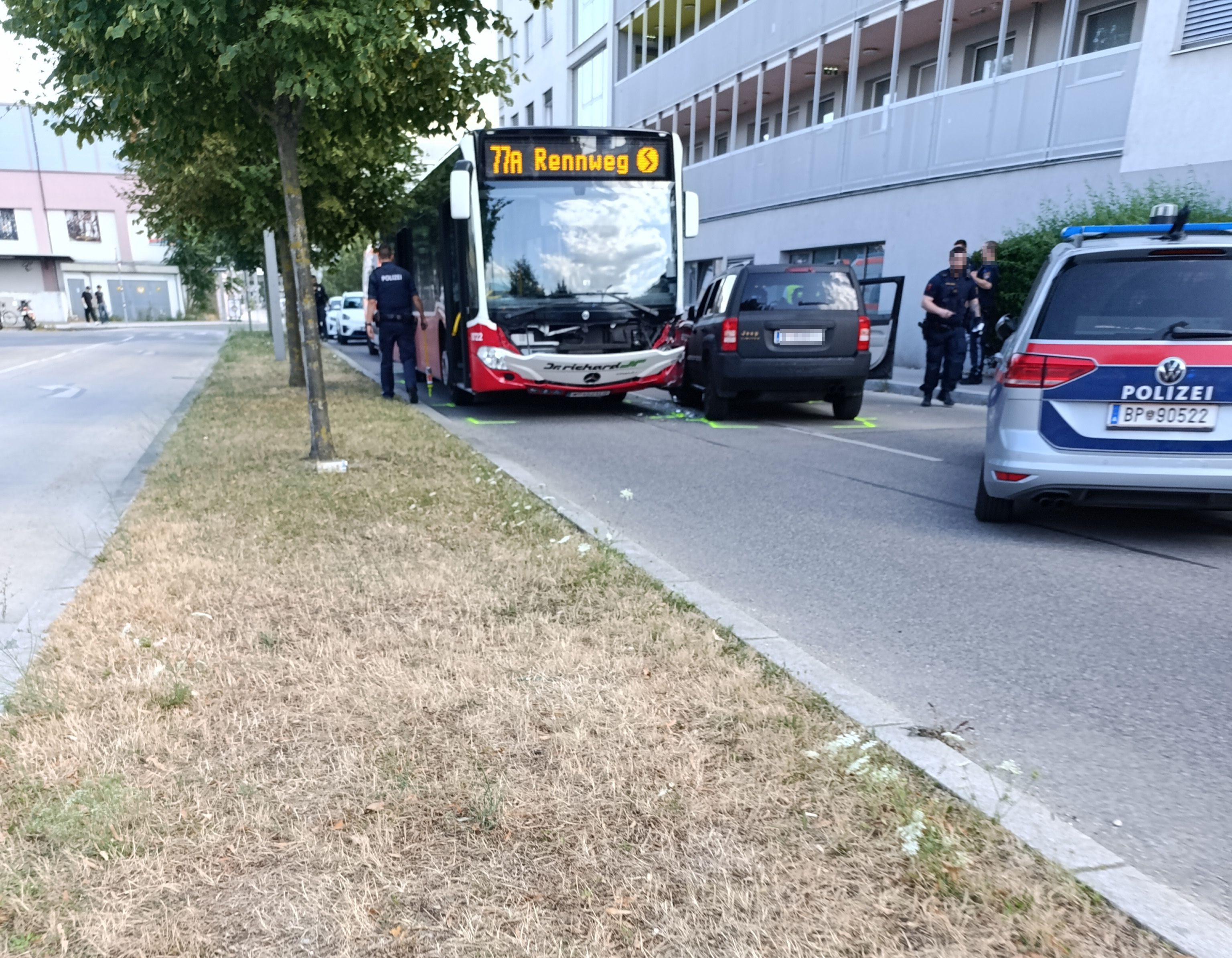 Ein Autofahrer krachte in einen Bus der Linie 77A.
