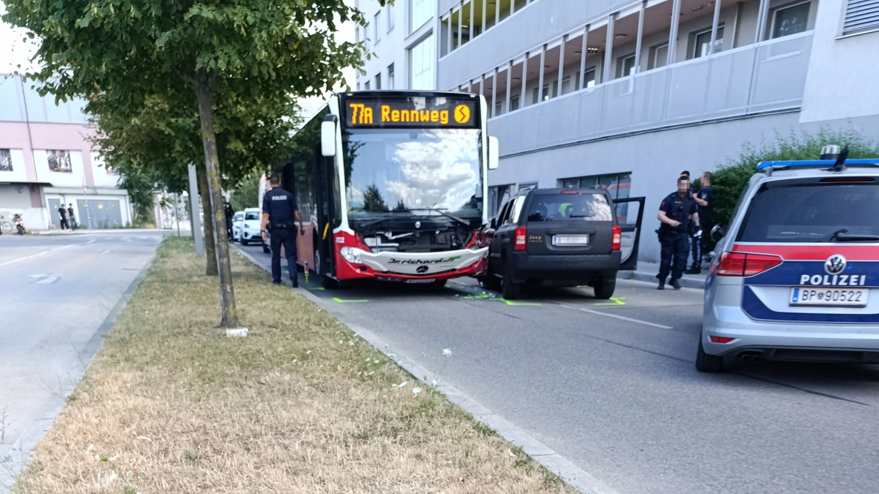 Ein Autofahrer krachte in einen Bus der Linie 77A.