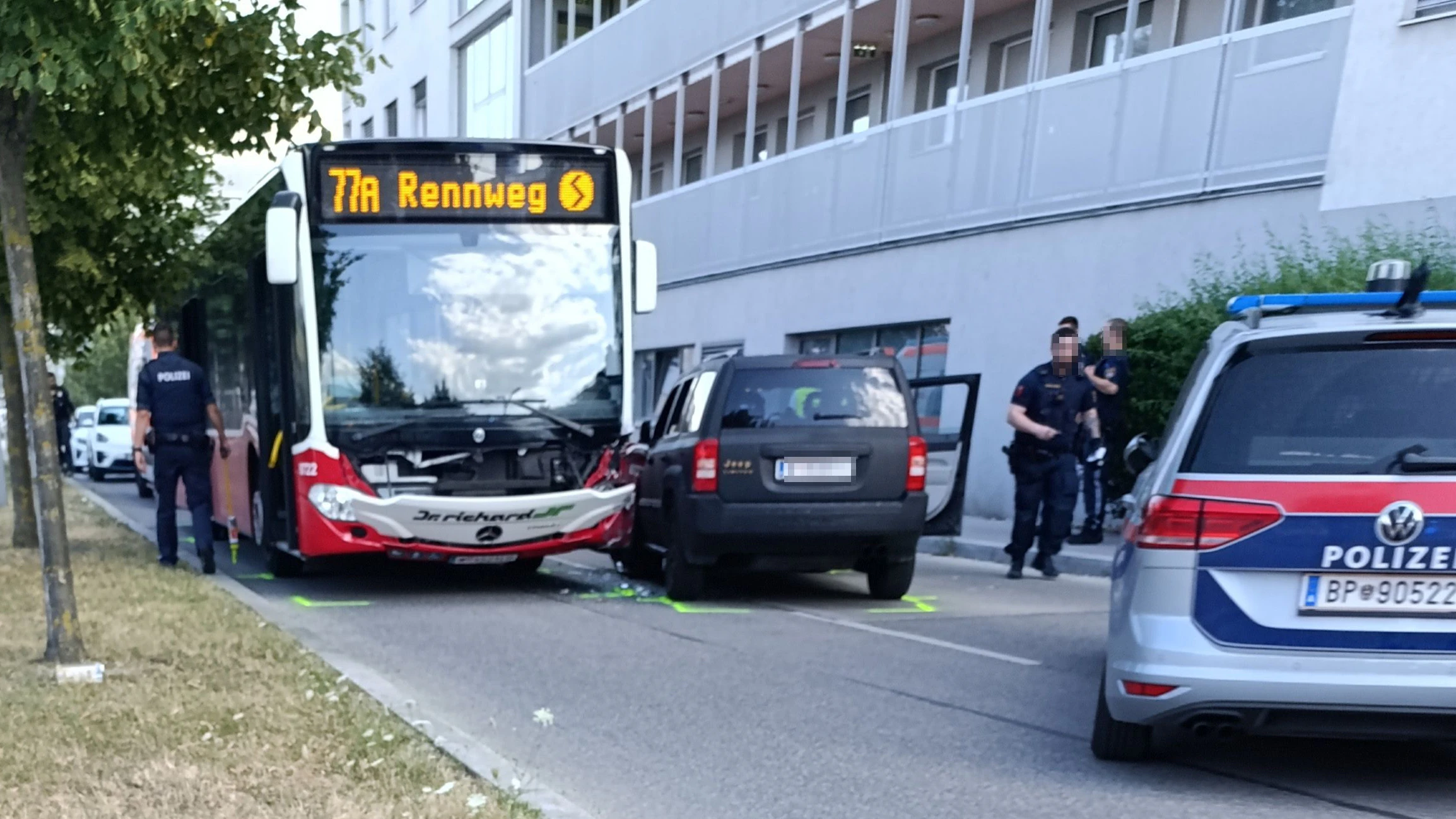 Ein Autofahrer krachte in einen Bus der Linie 77A.