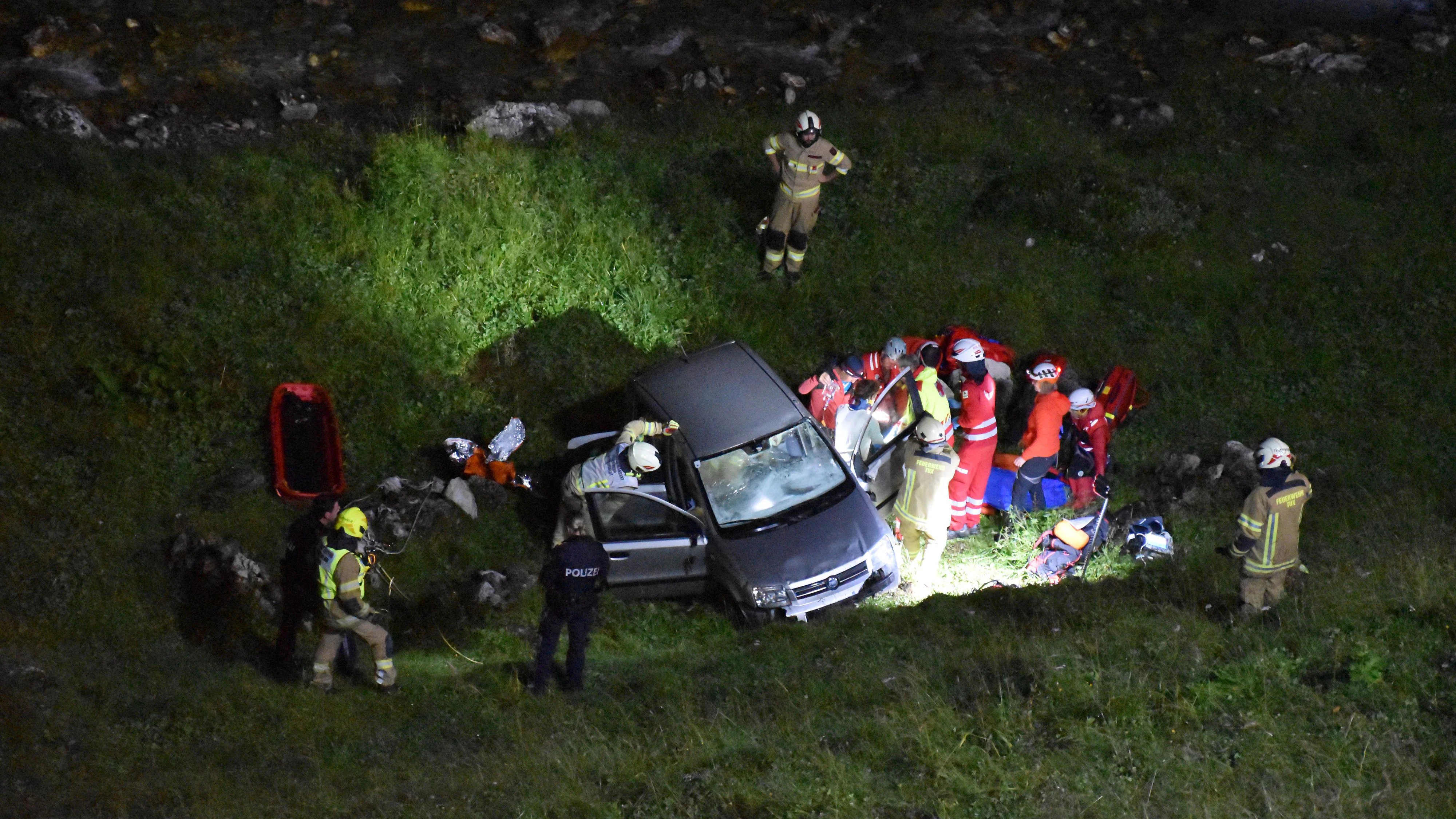 Der Wagen überschlug sich mehrfach, kam erst 150 Meter unterhalb der Straße zum Stillstand.