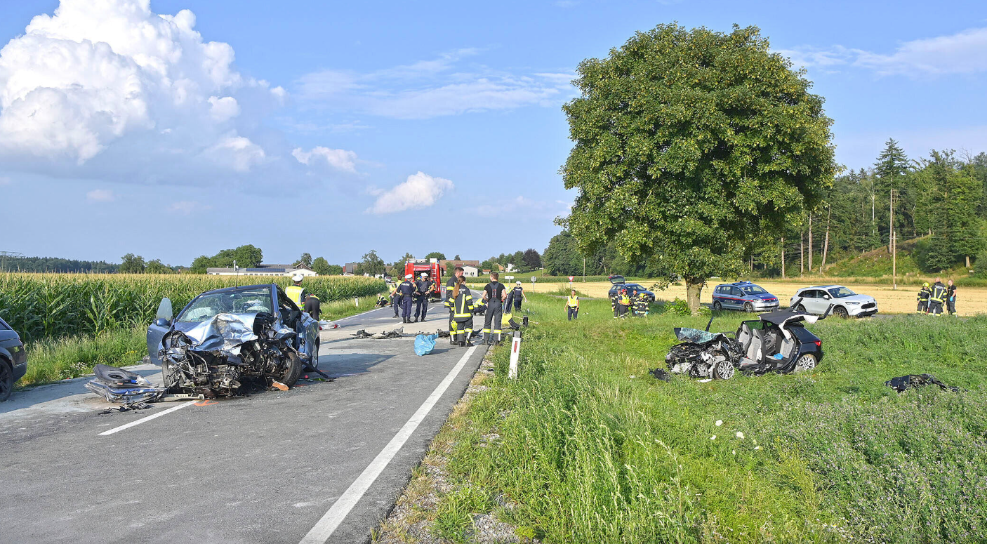 Bei dem tragischen Unfall auf der B148 in Weng kamen zwei Menschen ums Leben.