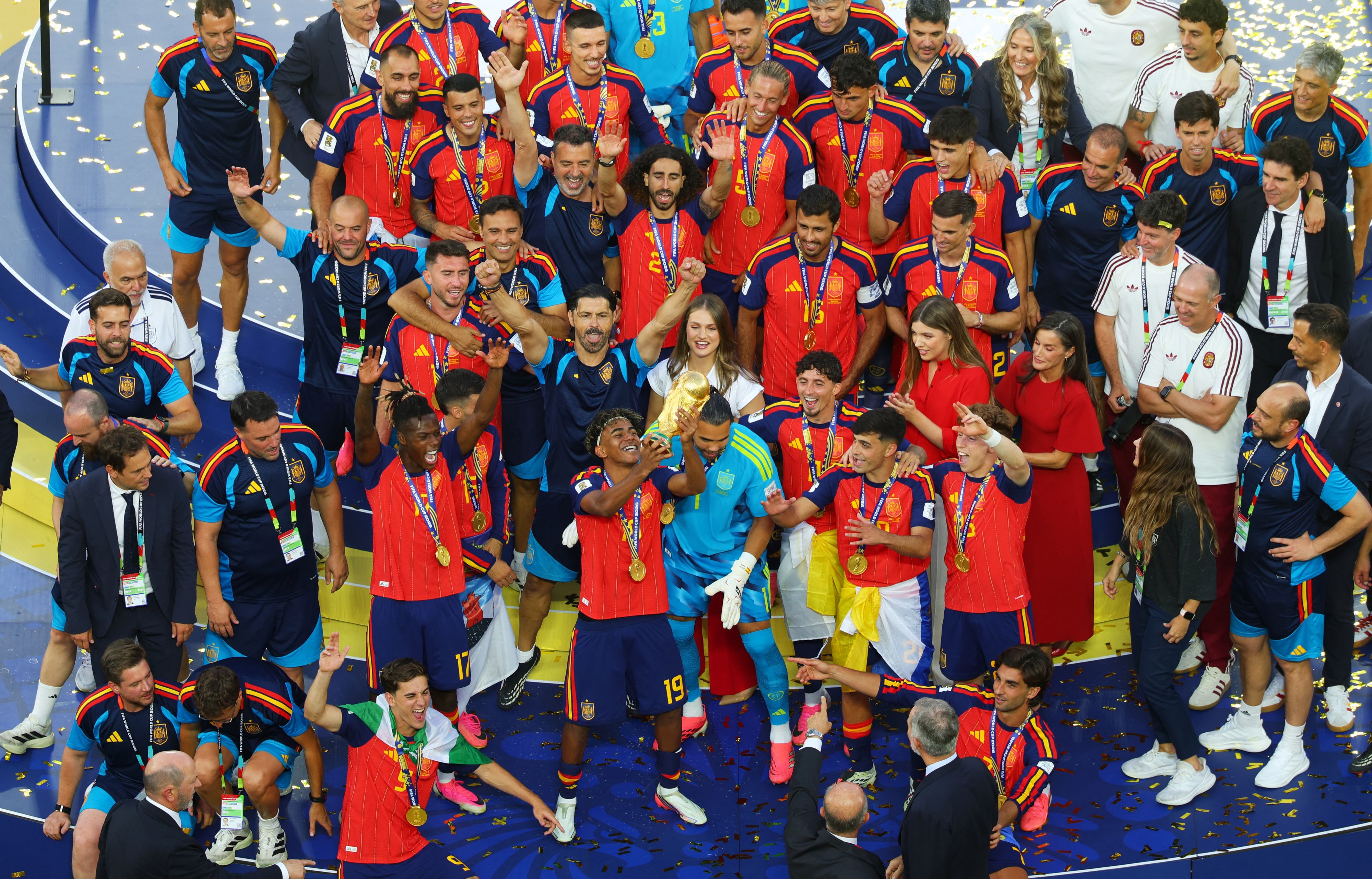 Spanien jubelt mit dem WM-Pokal.