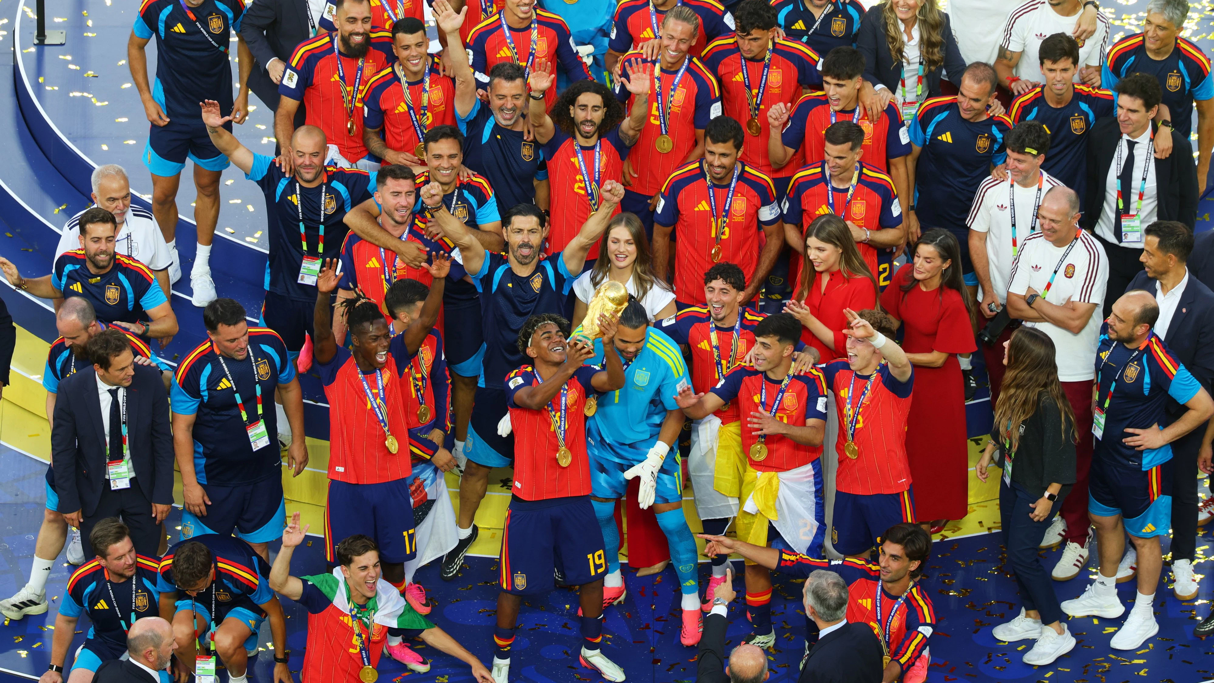 Spanien jubelt mit dem WM-Pokal.