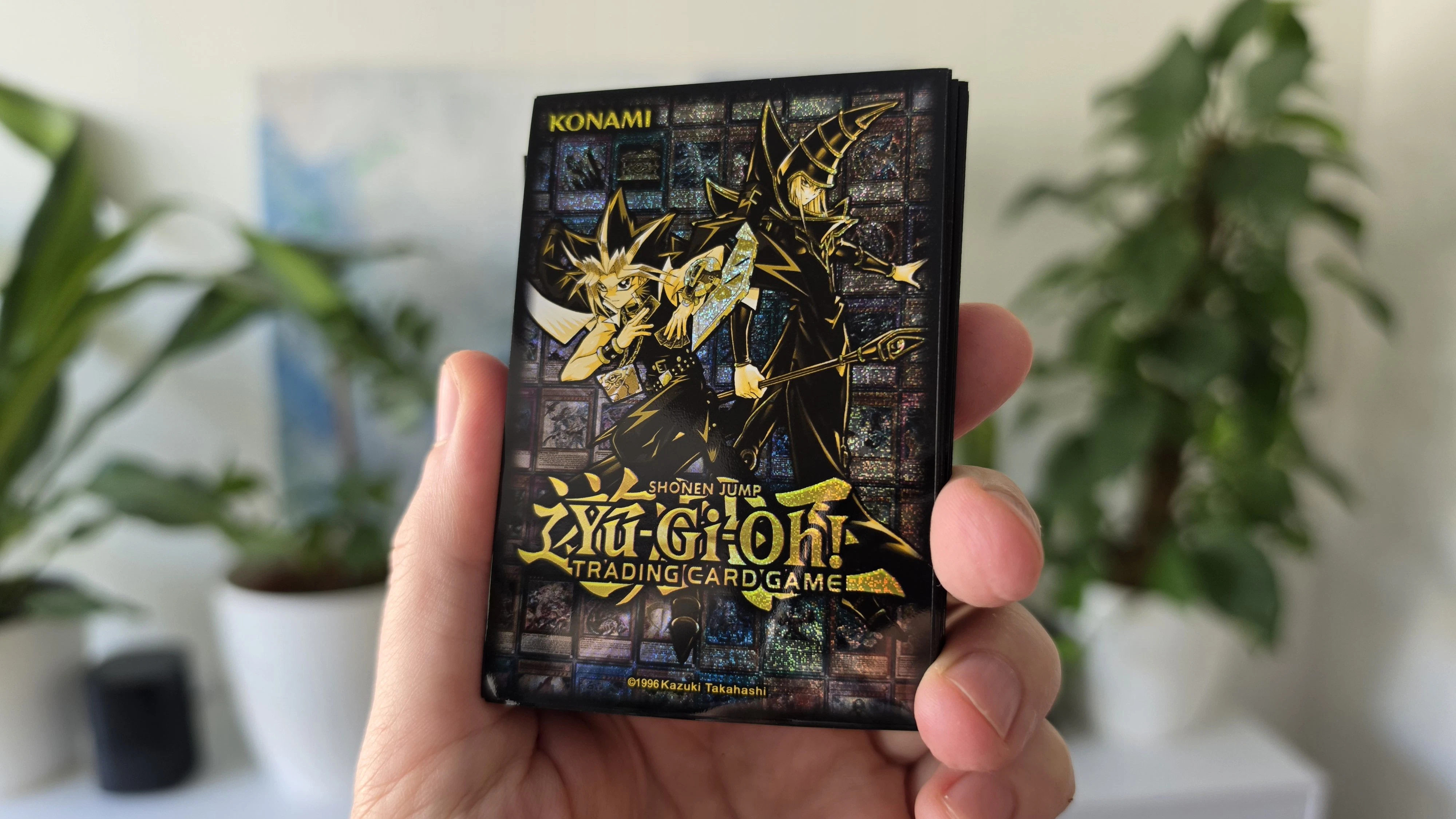 Auch die separaten Sleeves können sich sehen lassen: Die "Golden Duelist Collection" zeigt viele ikonische Karten sowie Yugi Muto und den "Dunklen Magier".