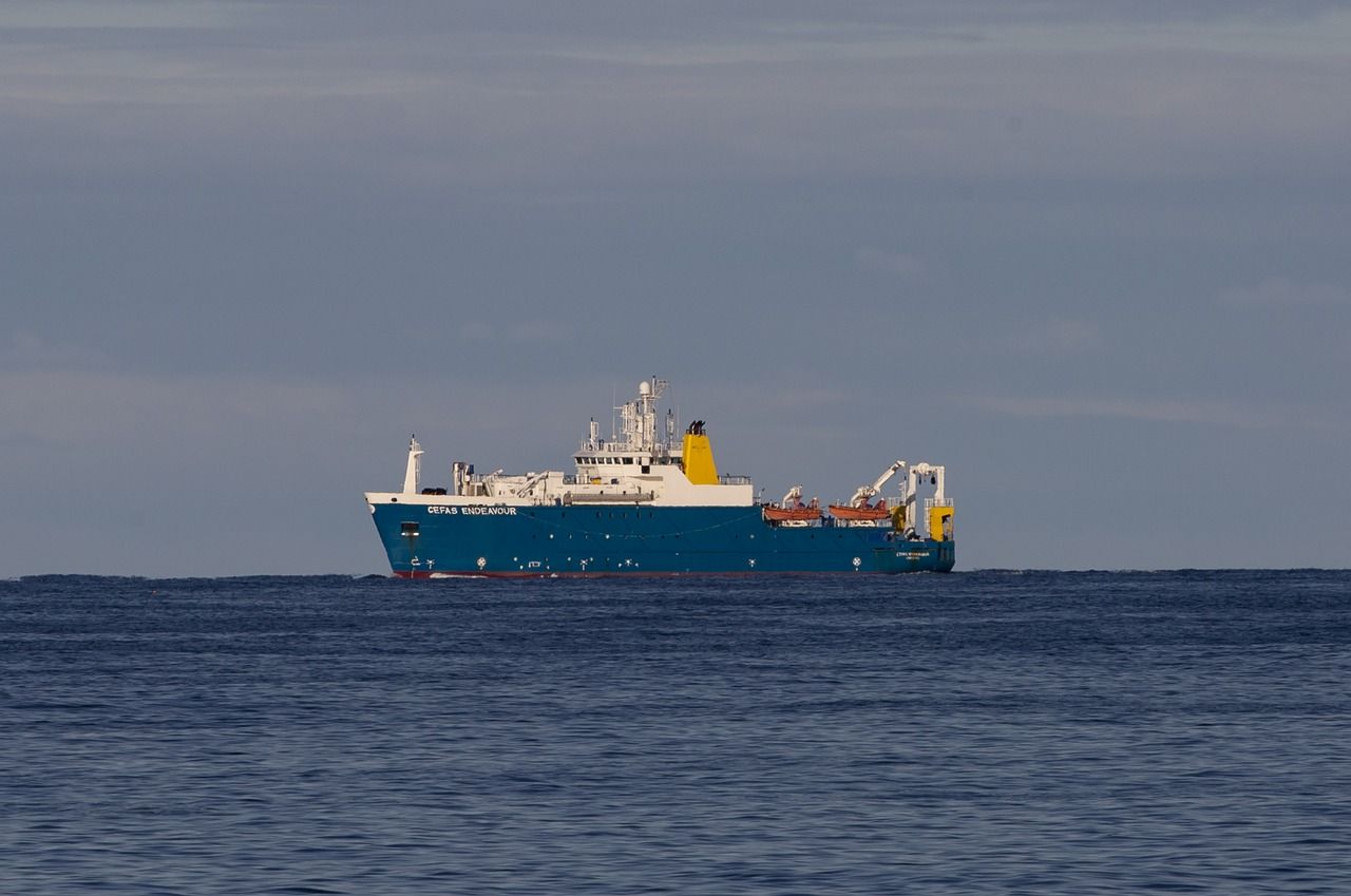 Forschungsschiff auf Expedition in der Arktis