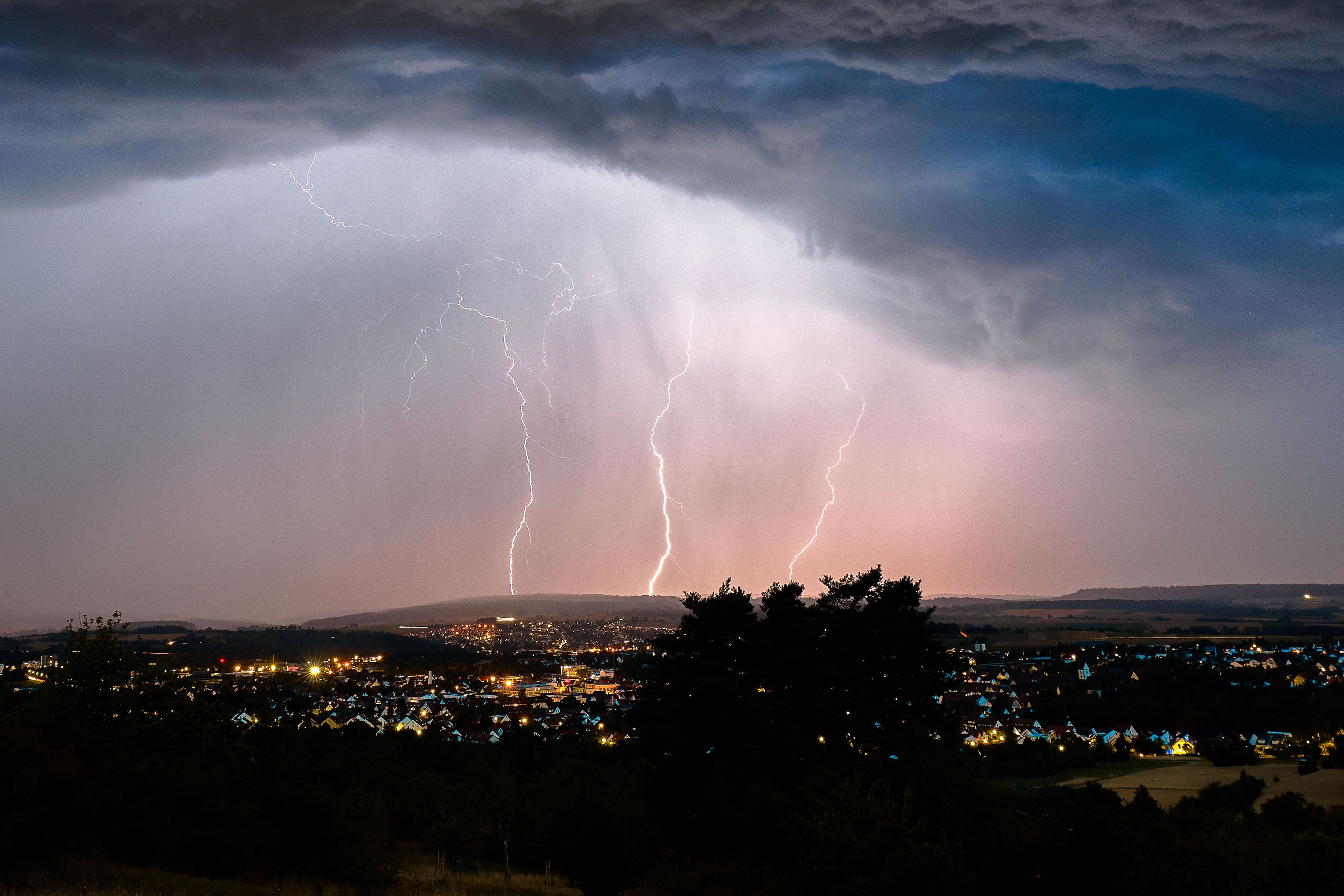 Heute.at - Gewitter-Walze rollt jetzt direkt auf Österreich zu