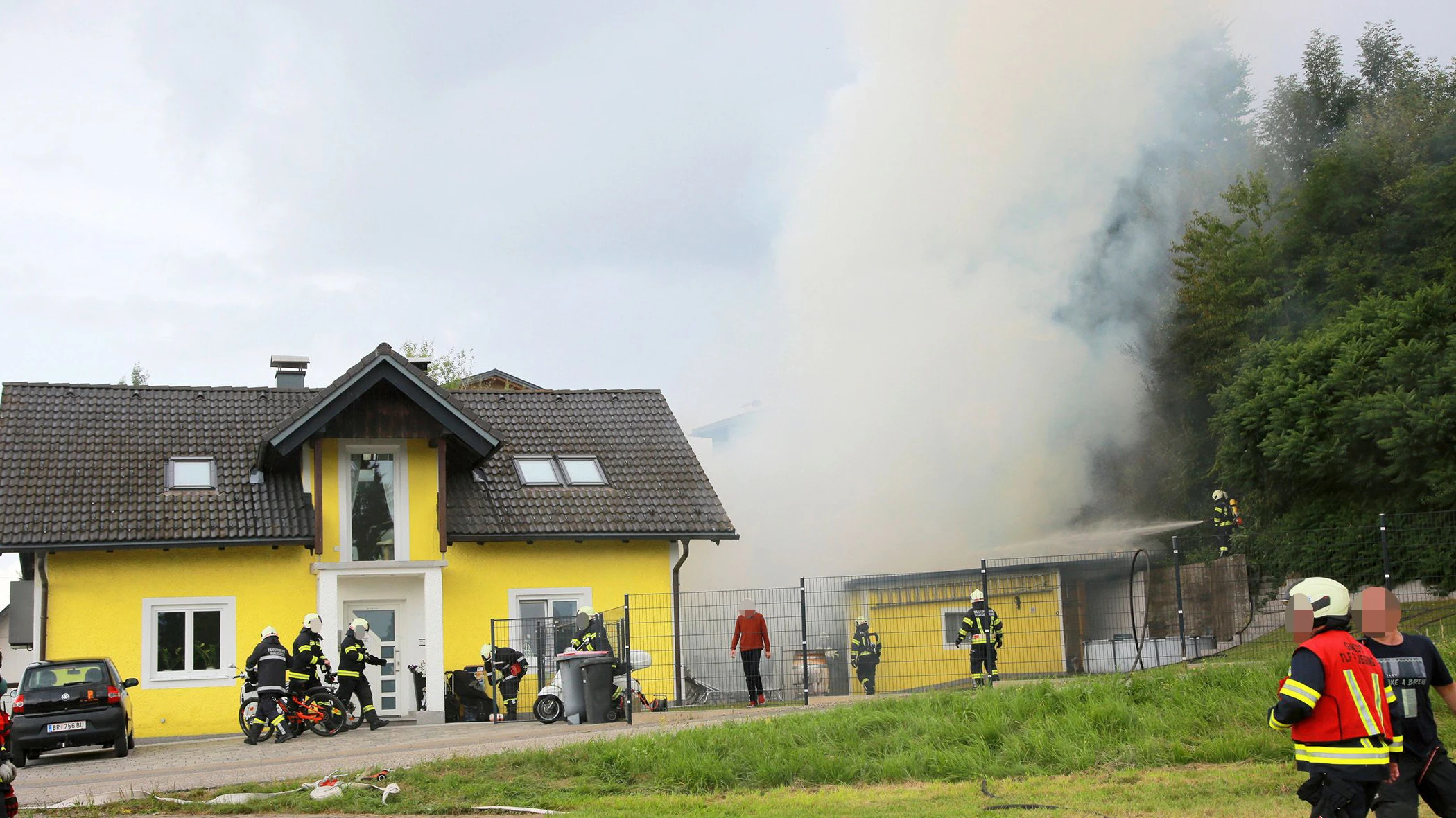 Dichte Rauchschwaden stiegen auf.